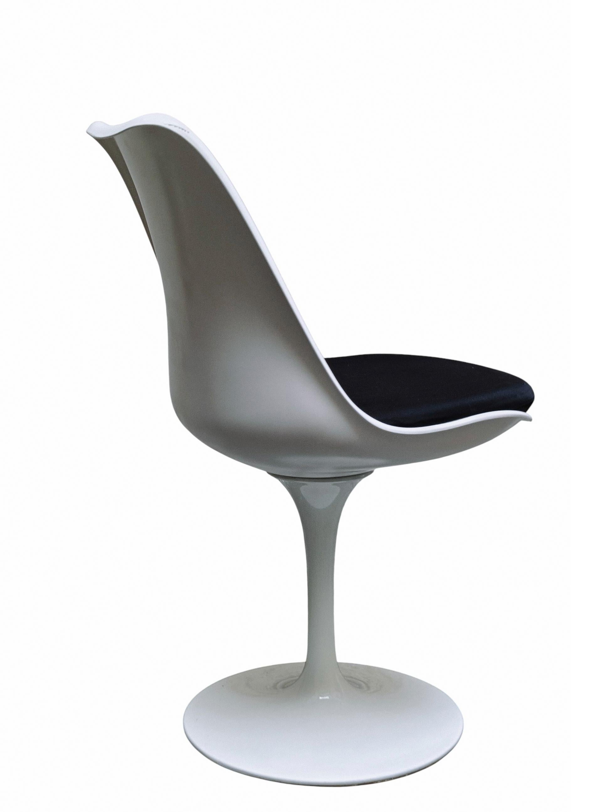 Cette élégante chaise pivotante sans accoudoir est dotée d'une base en aluminium moulé sous pression blanc et d'une coque monocoque en ABS blanc brillant. Elle est conçue dans le style Tulip d'Eero Saarinen. Socle central qui s'élargit vers le bas