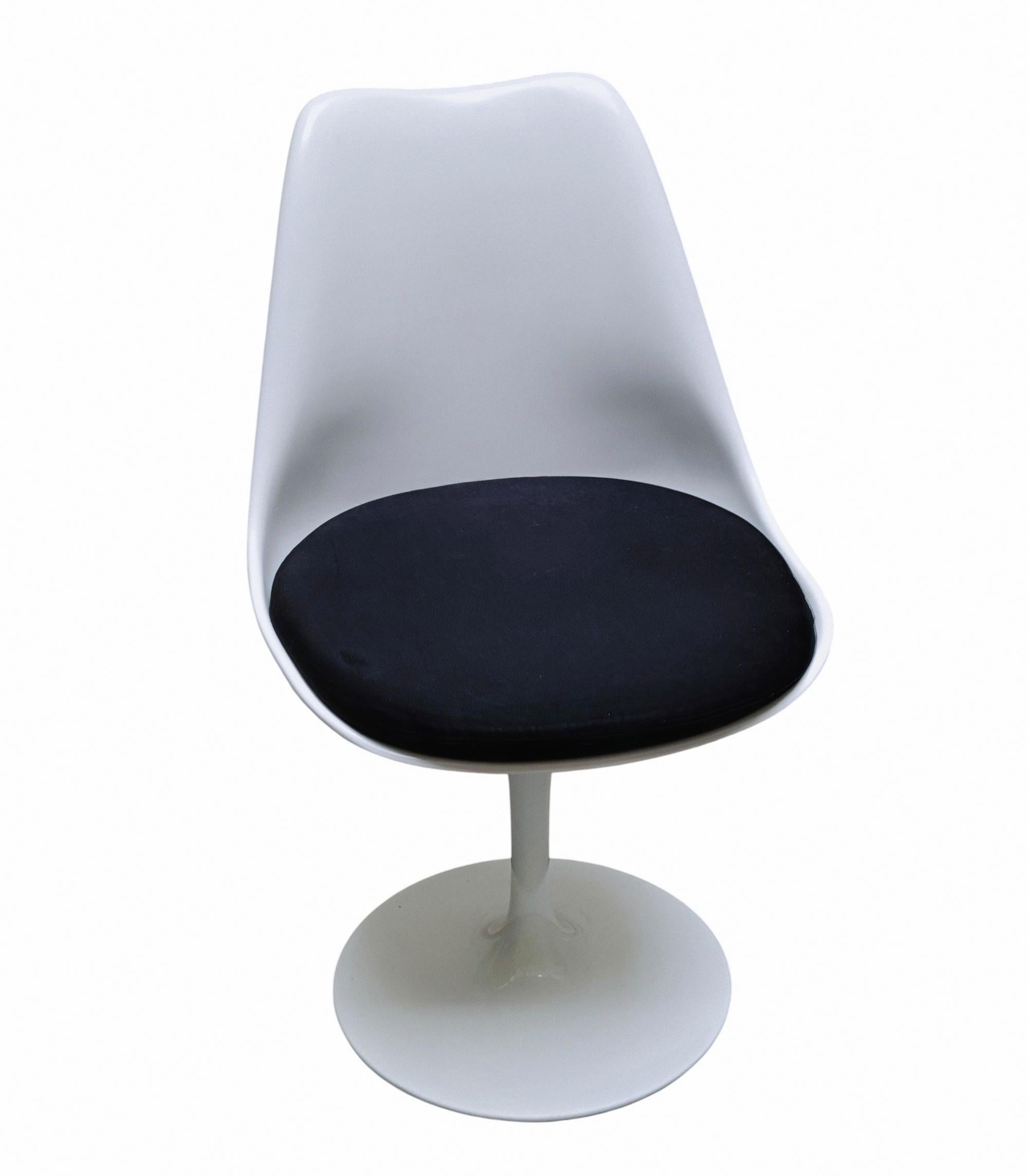 Mid-Century Modern Chaise de salle à manger de style Eero Saarinen Modèle Tulipe blanche, Italie 1970 en vente