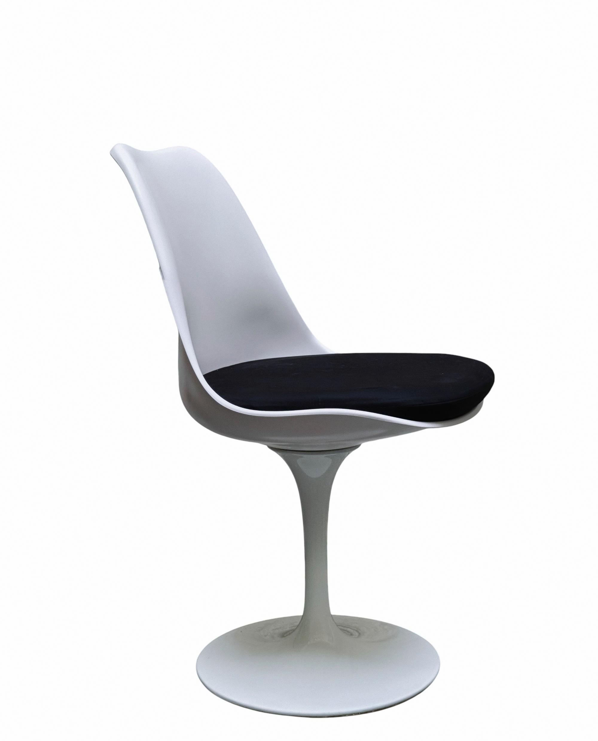 Chaise de salle à manger de style Eero Saarinen Modèle Tulipe blanche, Italie 1970 Bon état - En vente à Naples, IT