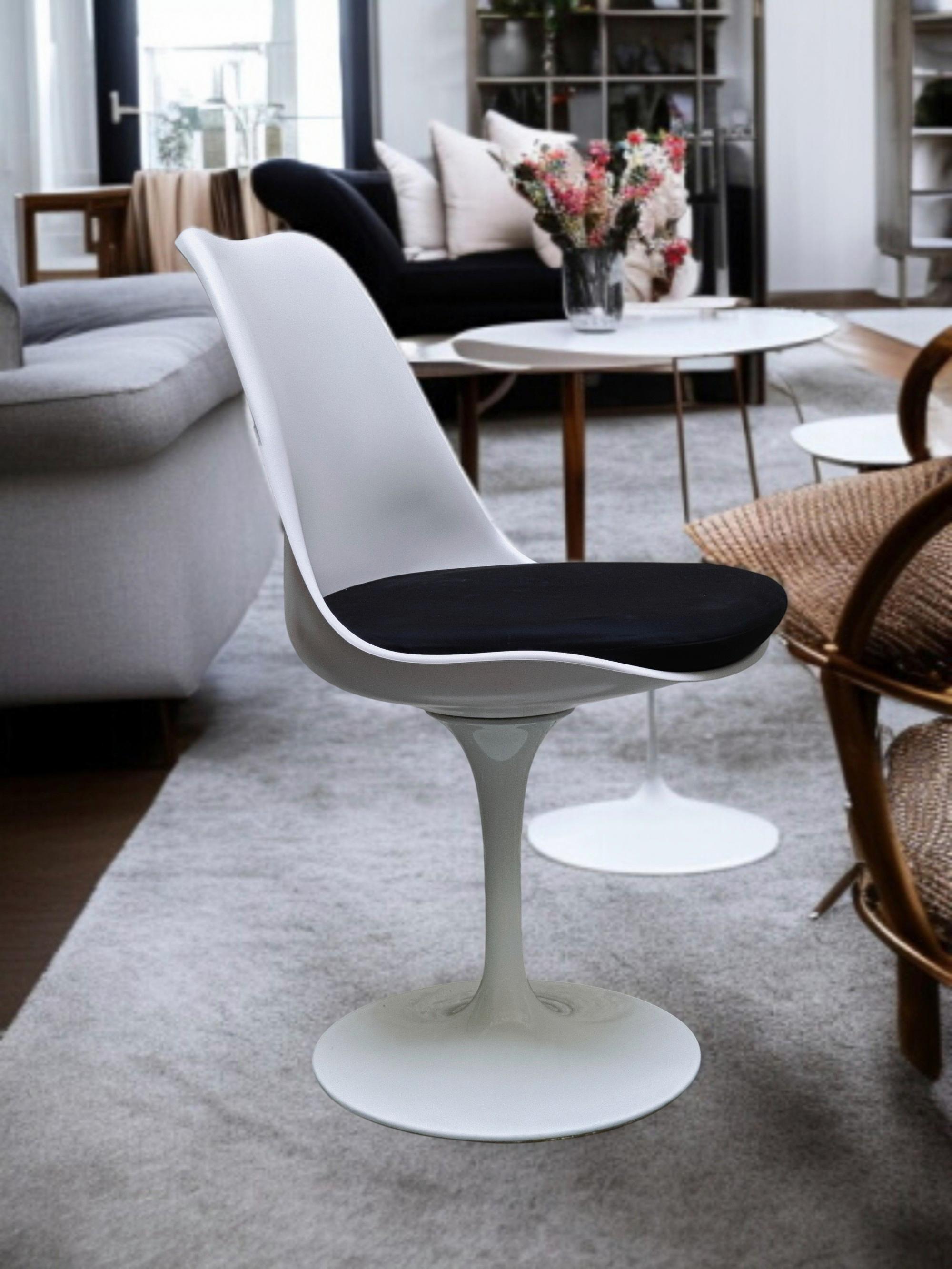 Late 20th Century Chaise de salle à manger de style Eero Saarinen Modèle Tulipe blanche, Italie 1970 en vente