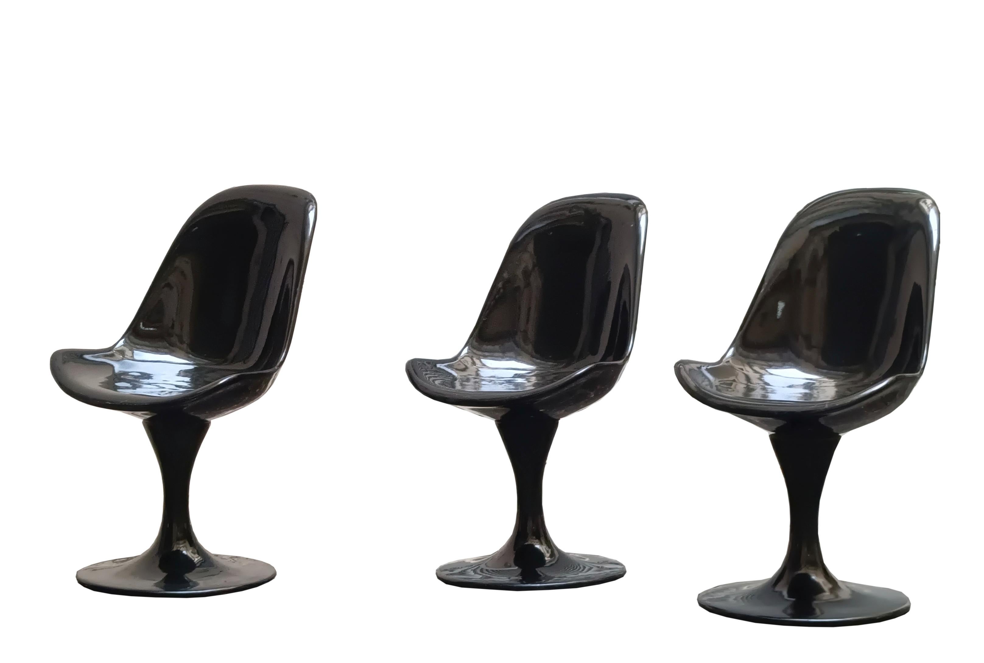 Élégants fauteuils pivotants sans accoudoirs avec une base en fonte d'aluminium laquée noire et une monocoque en abs noir brillant, le fauteuil est dans le style Tulipe d'Eero Saarinen. Chaque chaise est dotée d'un socle central qui s'élargit vers