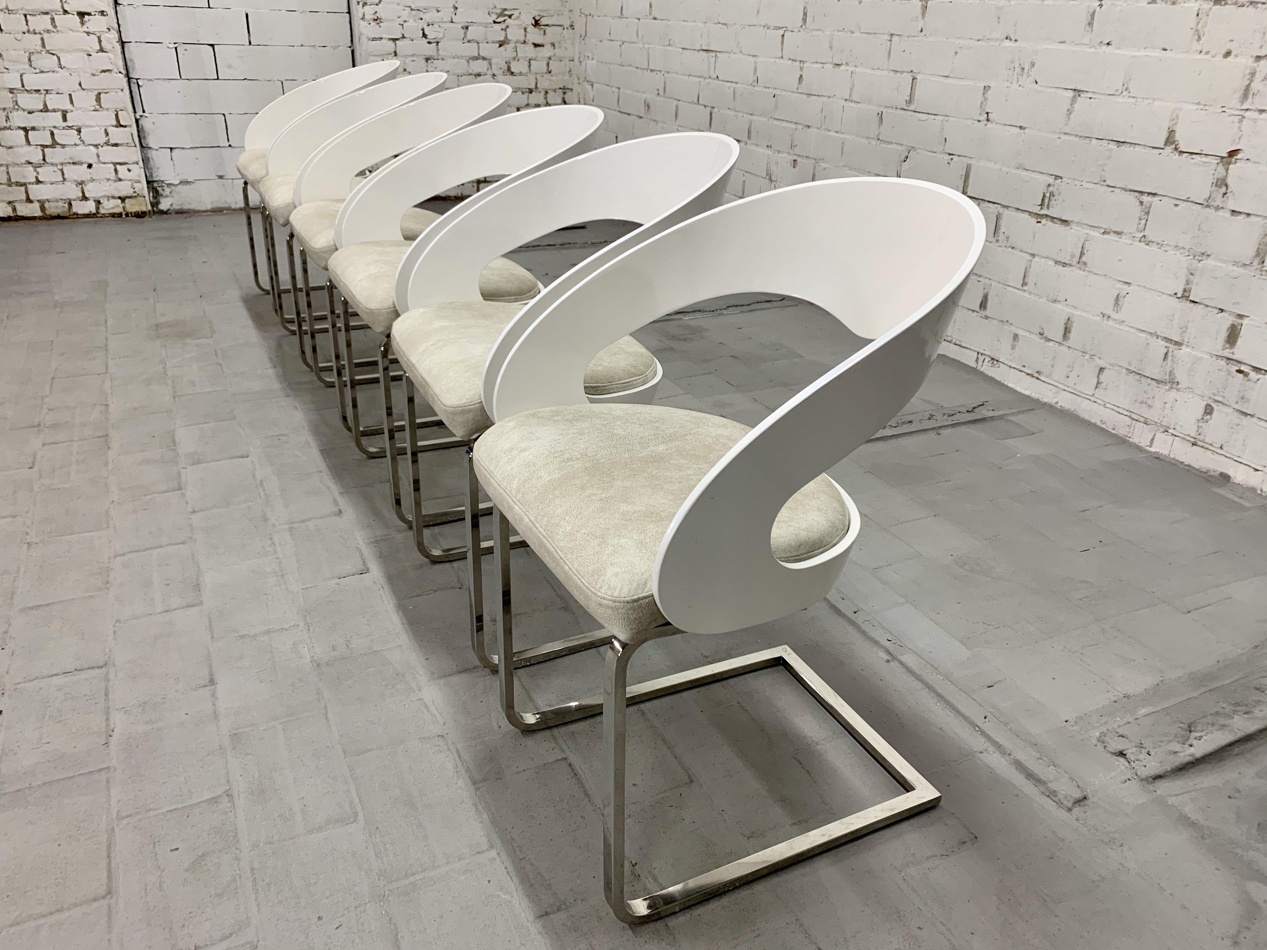 Chaises de salle à manger contemporaines de style Eero Saarinen - Lot de 6 Bon état - En vente à Bridgeport, CT