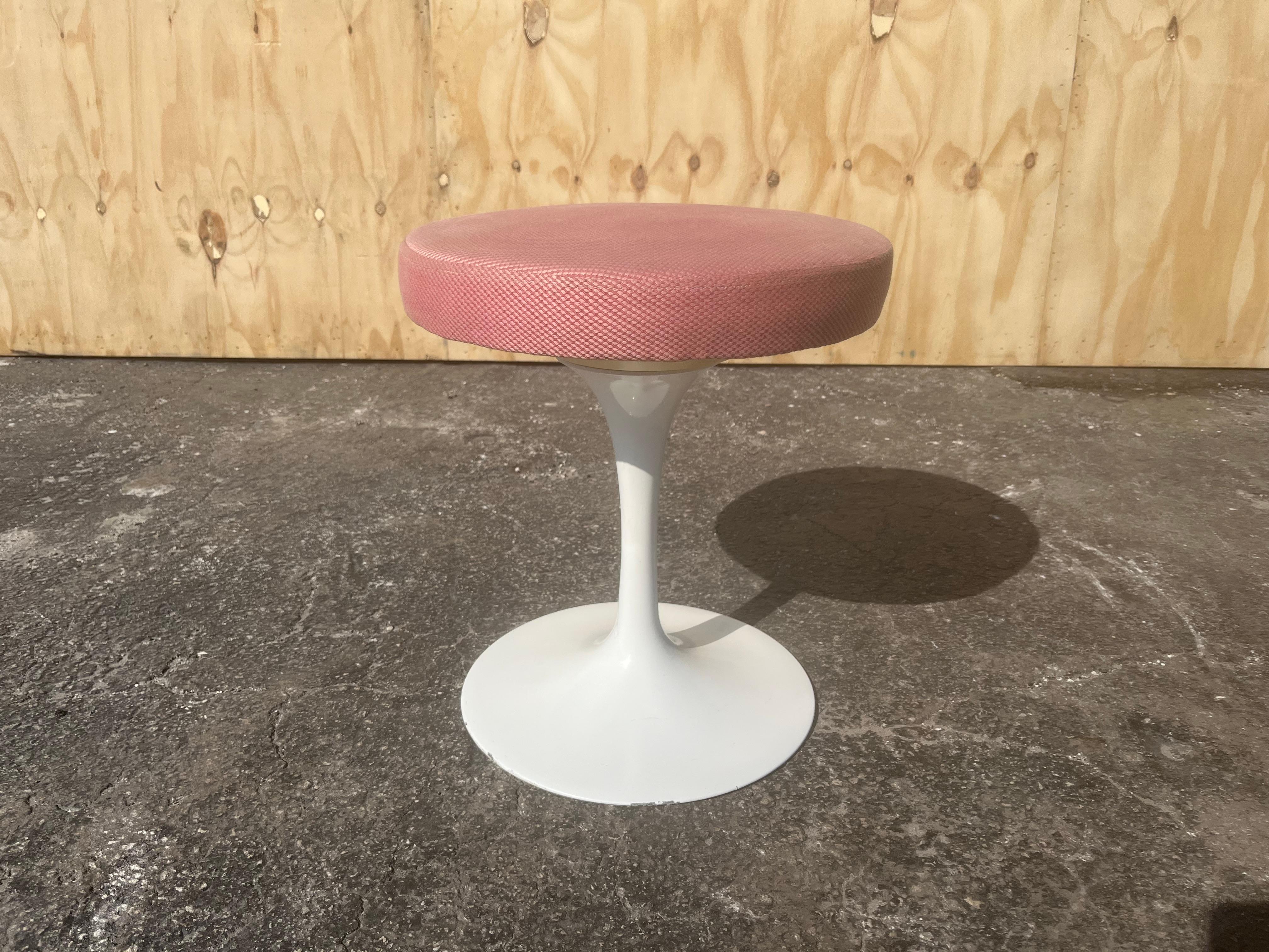 Tabouret tulipe pivotant Eero Saarinen de Knoll, rose en vente 3