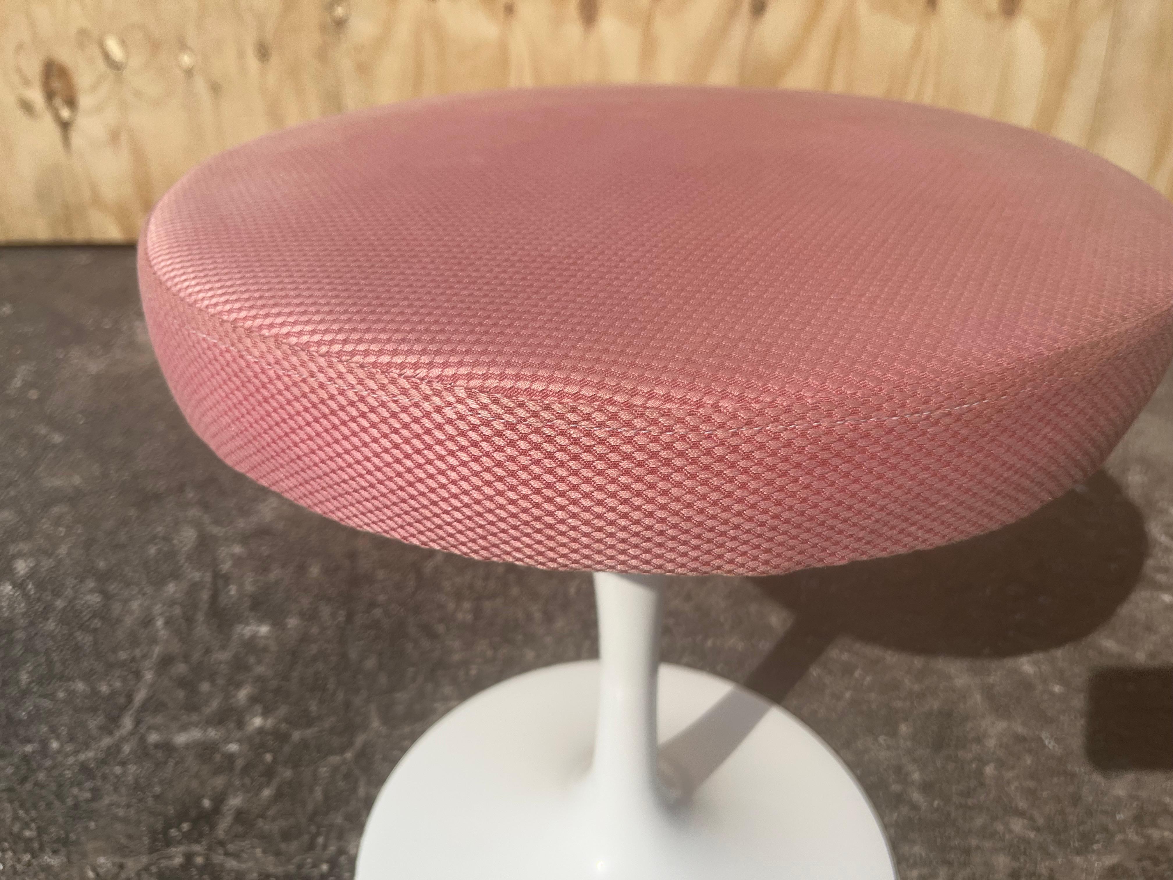 Tabouret tulipe pivotant Eero Saarinen de Knoll, rose en vente 4
