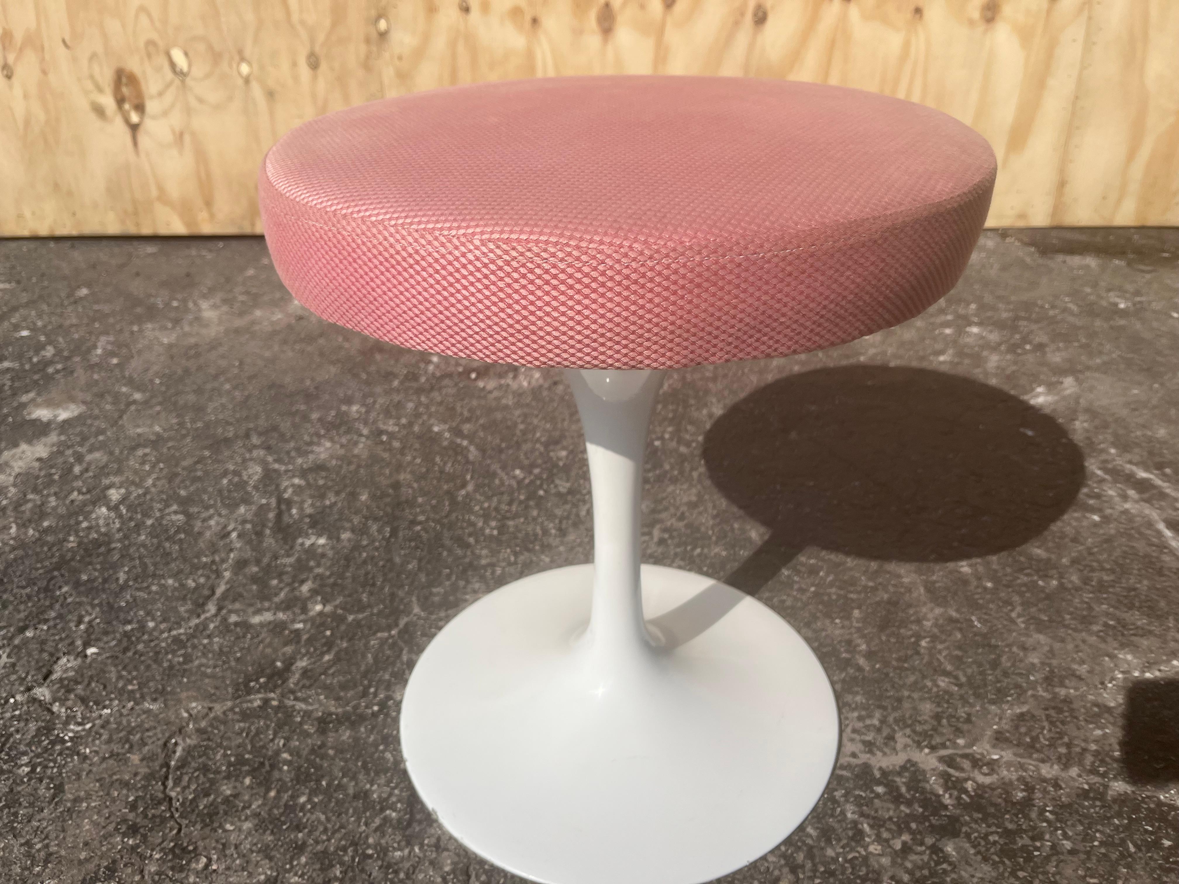 Tabouret tulipe pivotant Eero Saarinen de Knoll, rose en vente 5