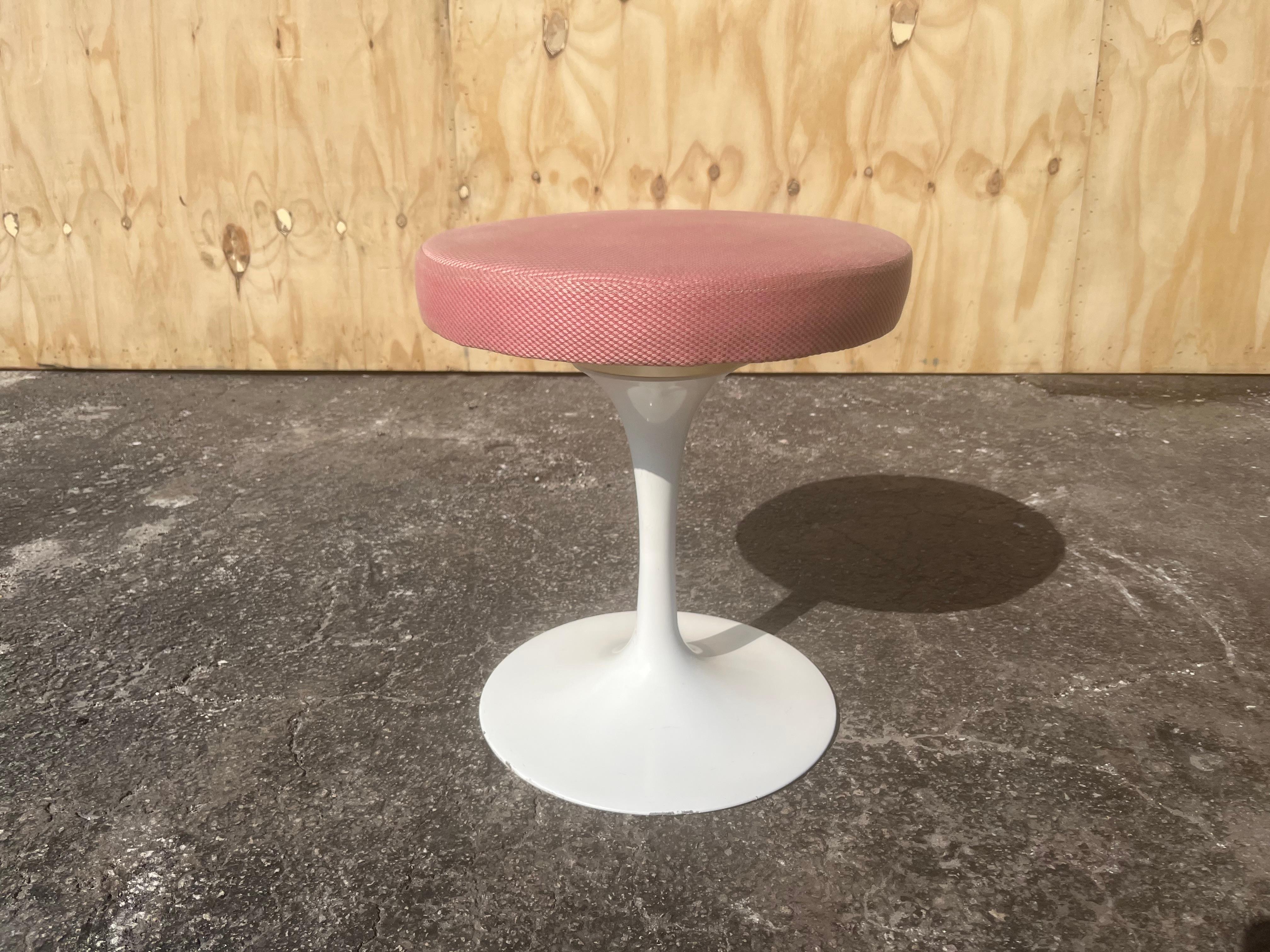 Tabouret tulipe pivotant Eero Saarinen par Knoll, signé. Aluminium et tissu rose.