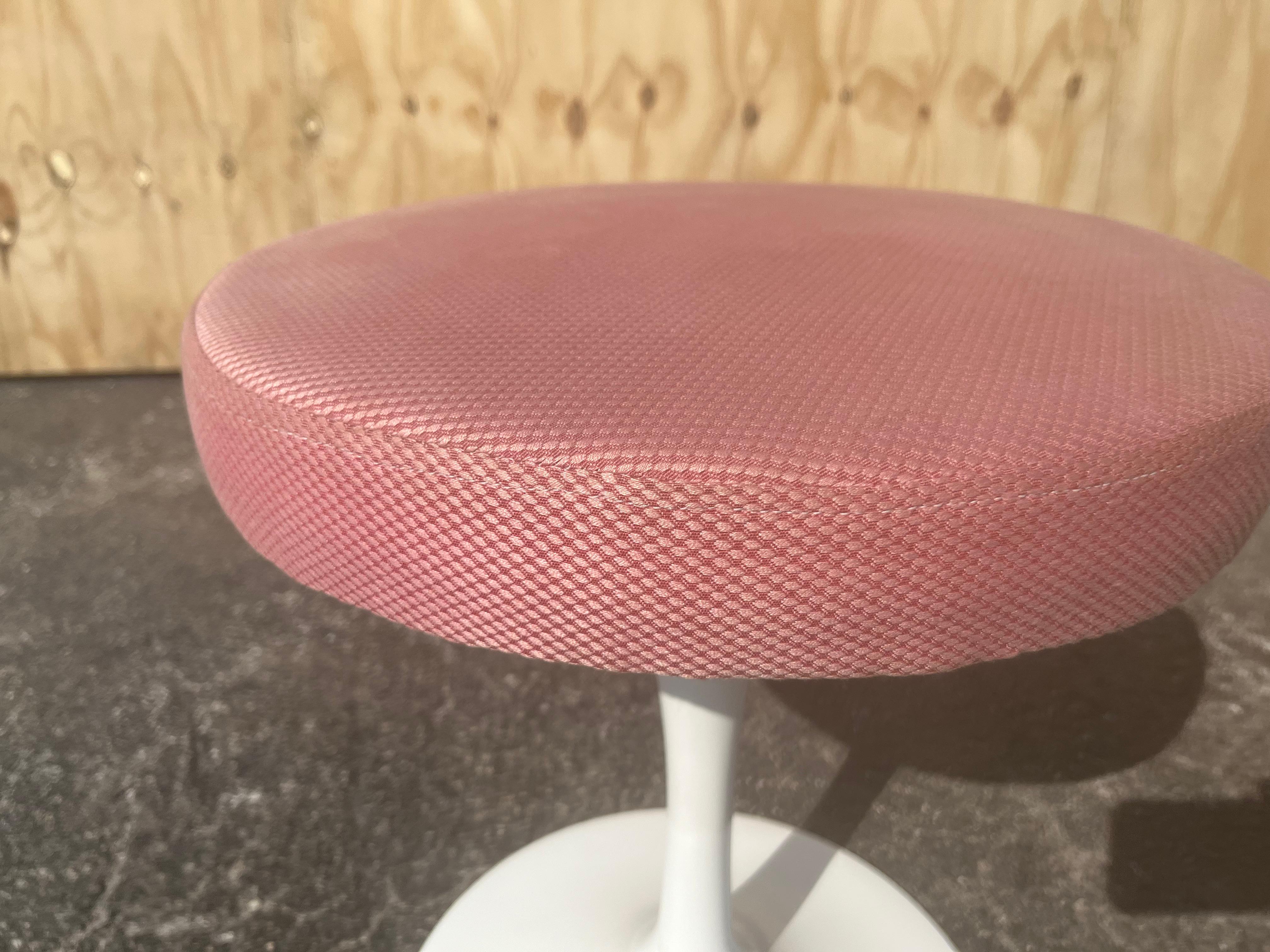 Mid-Century Modern Tabouret tulipe pivotant Eero Saarinen de Knoll, rose en vente