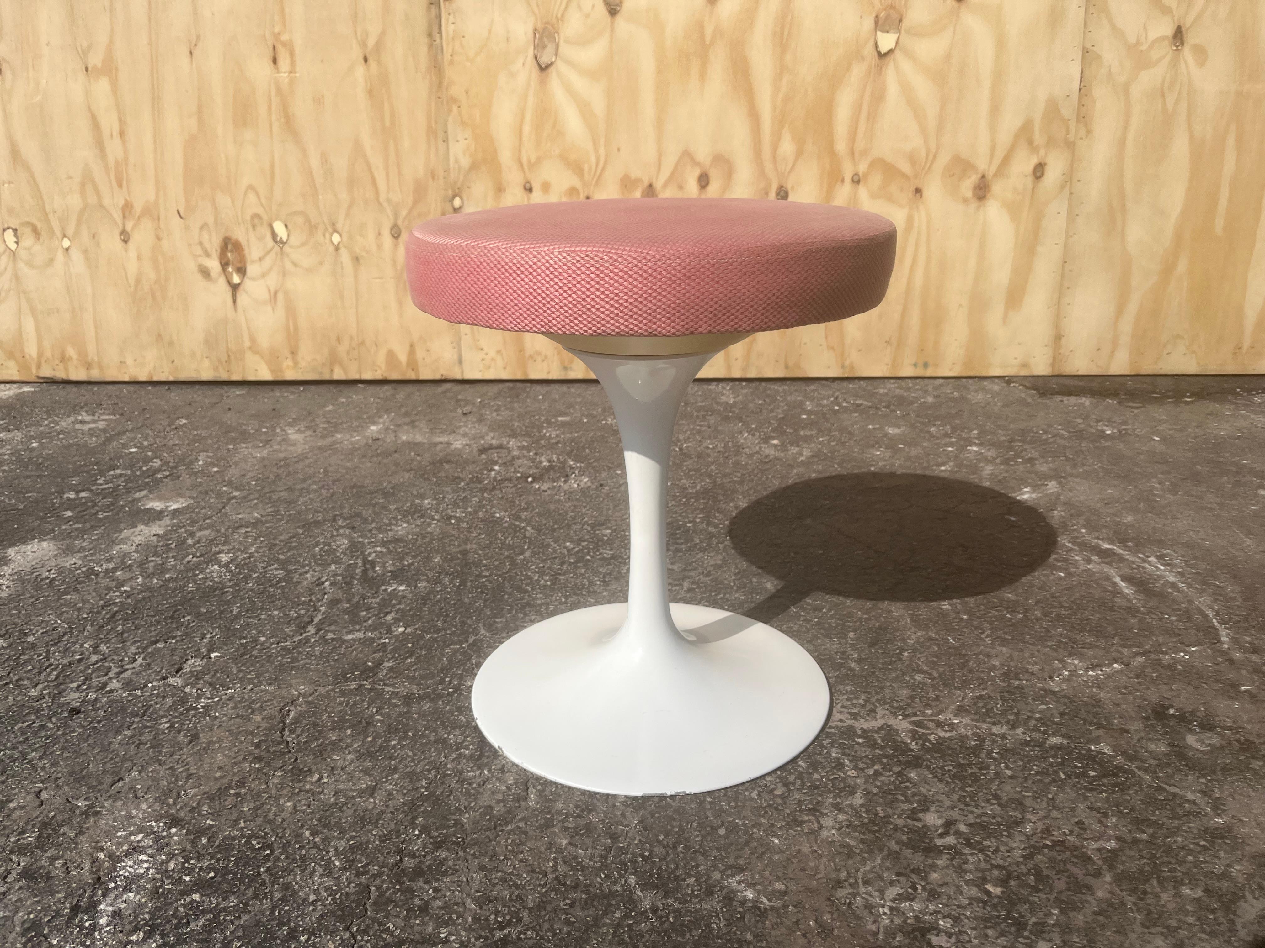 italien Tabouret tulipe pivotant Eero Saarinen de Knoll, rose en vente