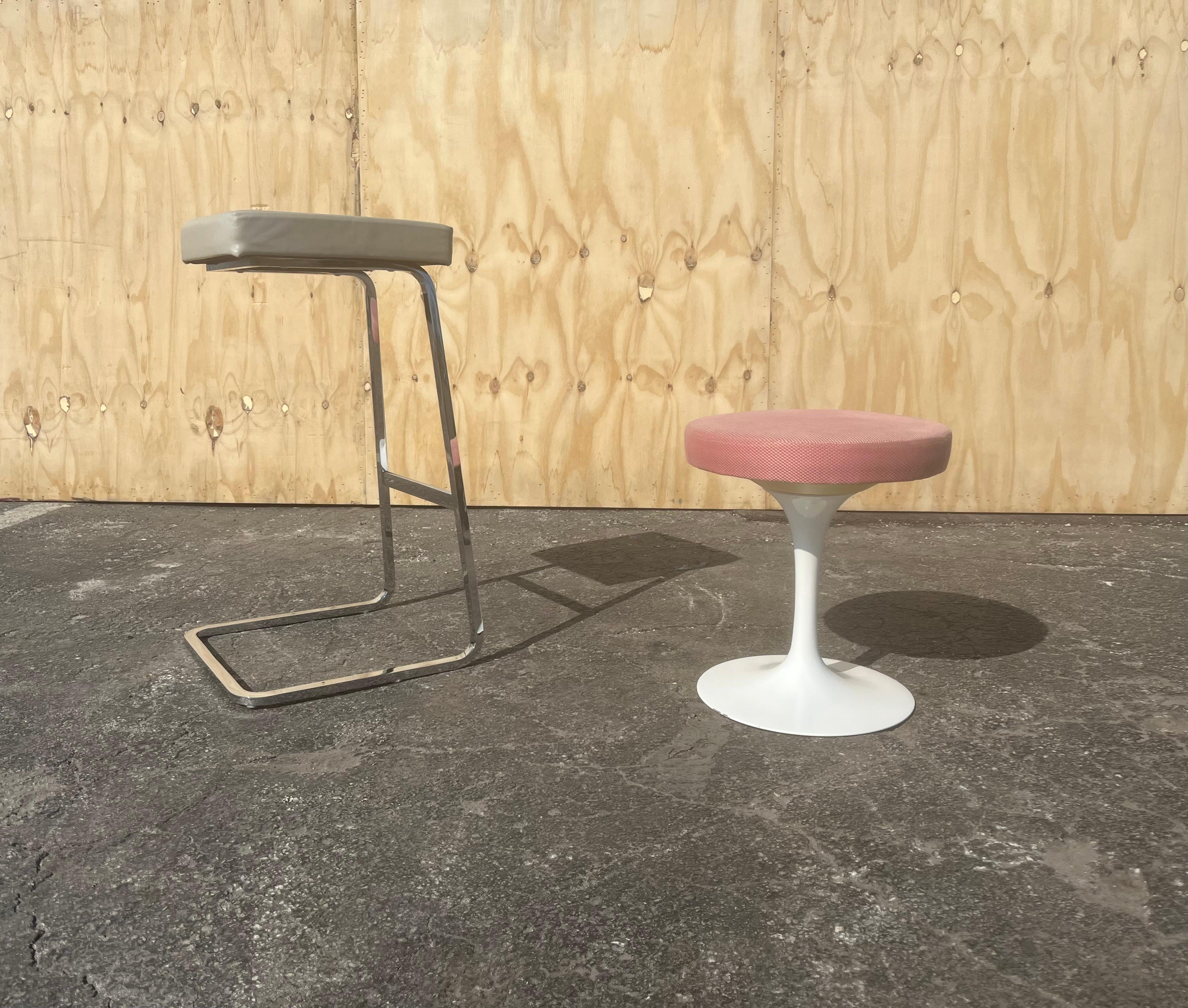 Fin du 20e siècle Tabouret tulipe pivotant Eero Saarinen de Knoll, rose en vente
