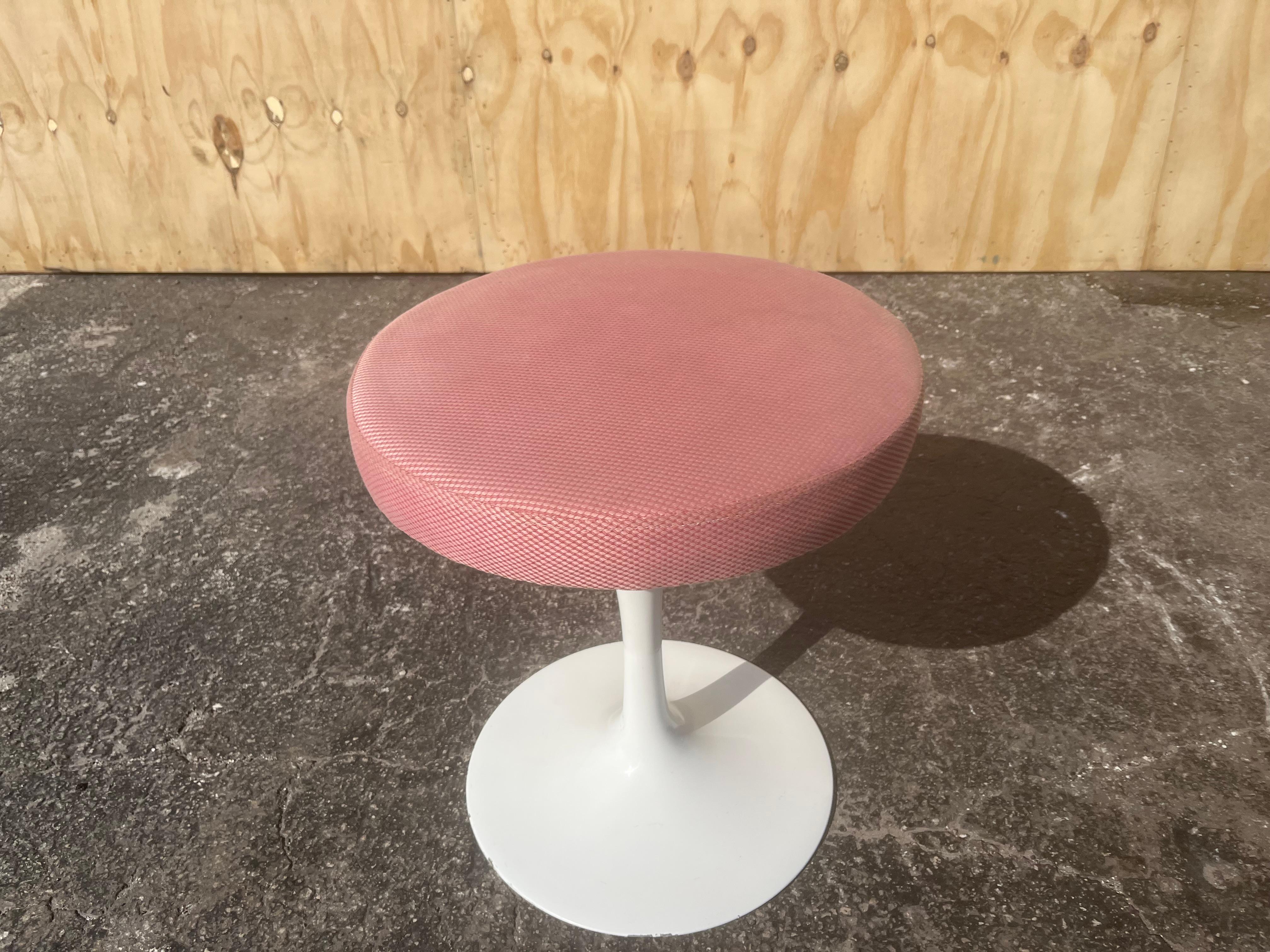 Tabouret tulipe pivotant Eero Saarinen de Knoll, rose en vente 2