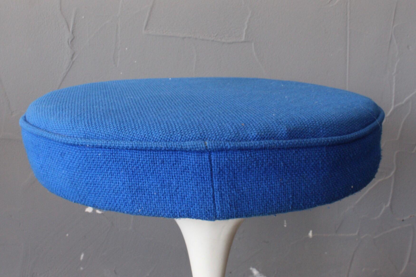 Original piece that preserves the same fabric and dates from the late 1960s, features details at the base that give it character. Seat swivel mechanism works perfectly.
 
