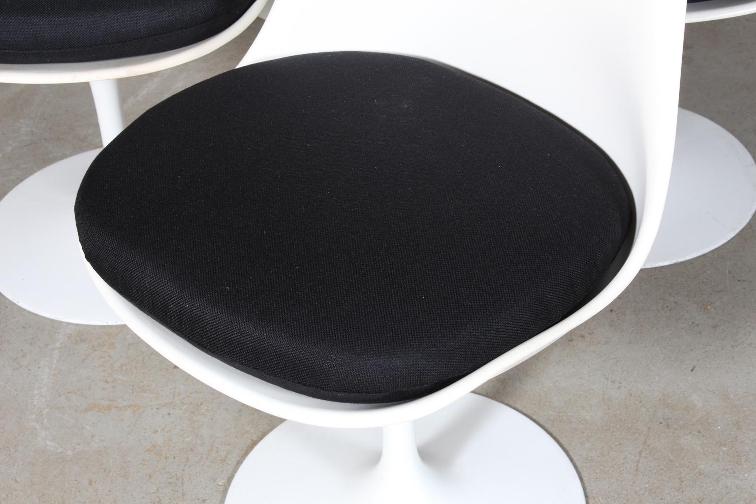 Mid-20th Century Eero Saarinen Swiveling Tulip Chairs for Knoll