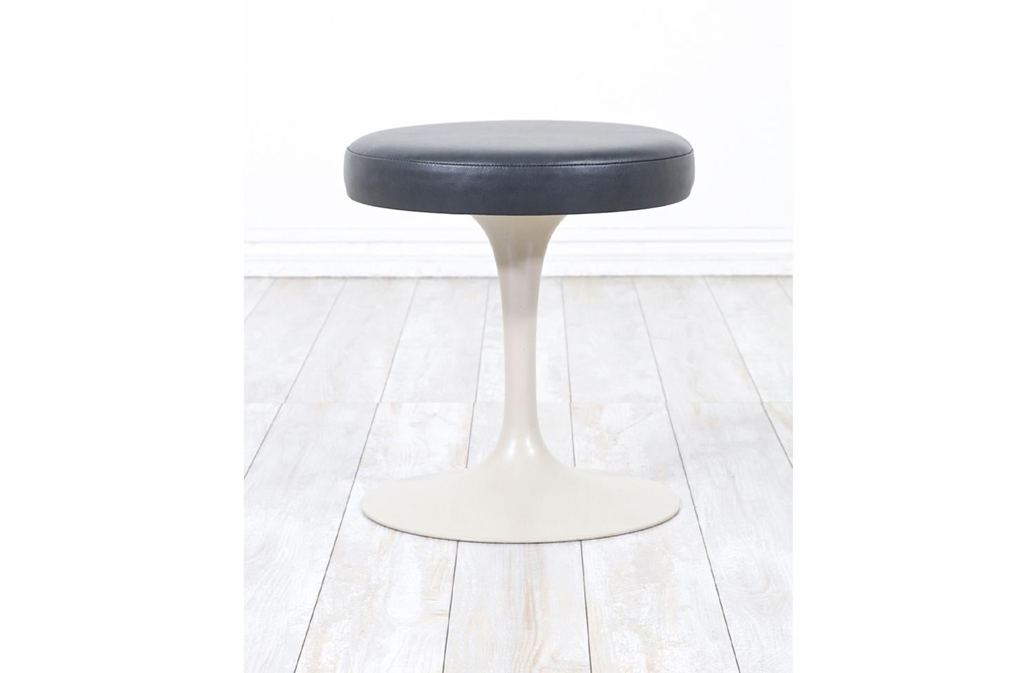 Eero Saarinen Swiveling Tulip Stool with Grey Leather for Knoll In Excellent Condition For Sale In Los Angeles, CA