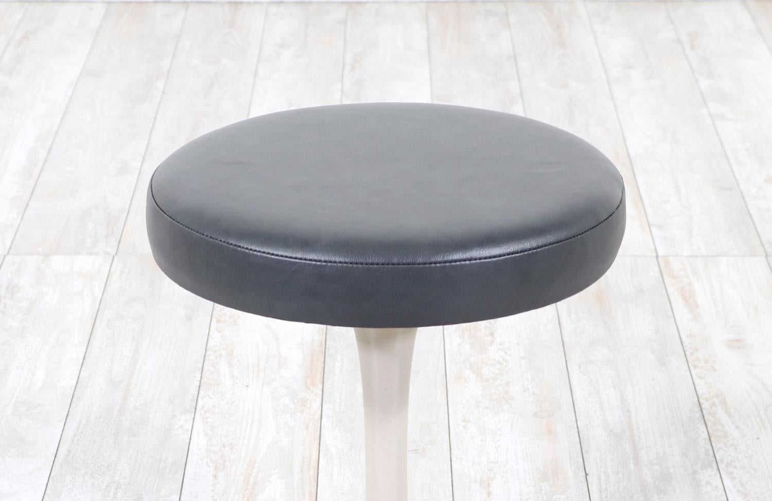 Mid-20th Century Eero Saarinen Swiveling Tulip Stool with Grey Leather for Knoll For Sale