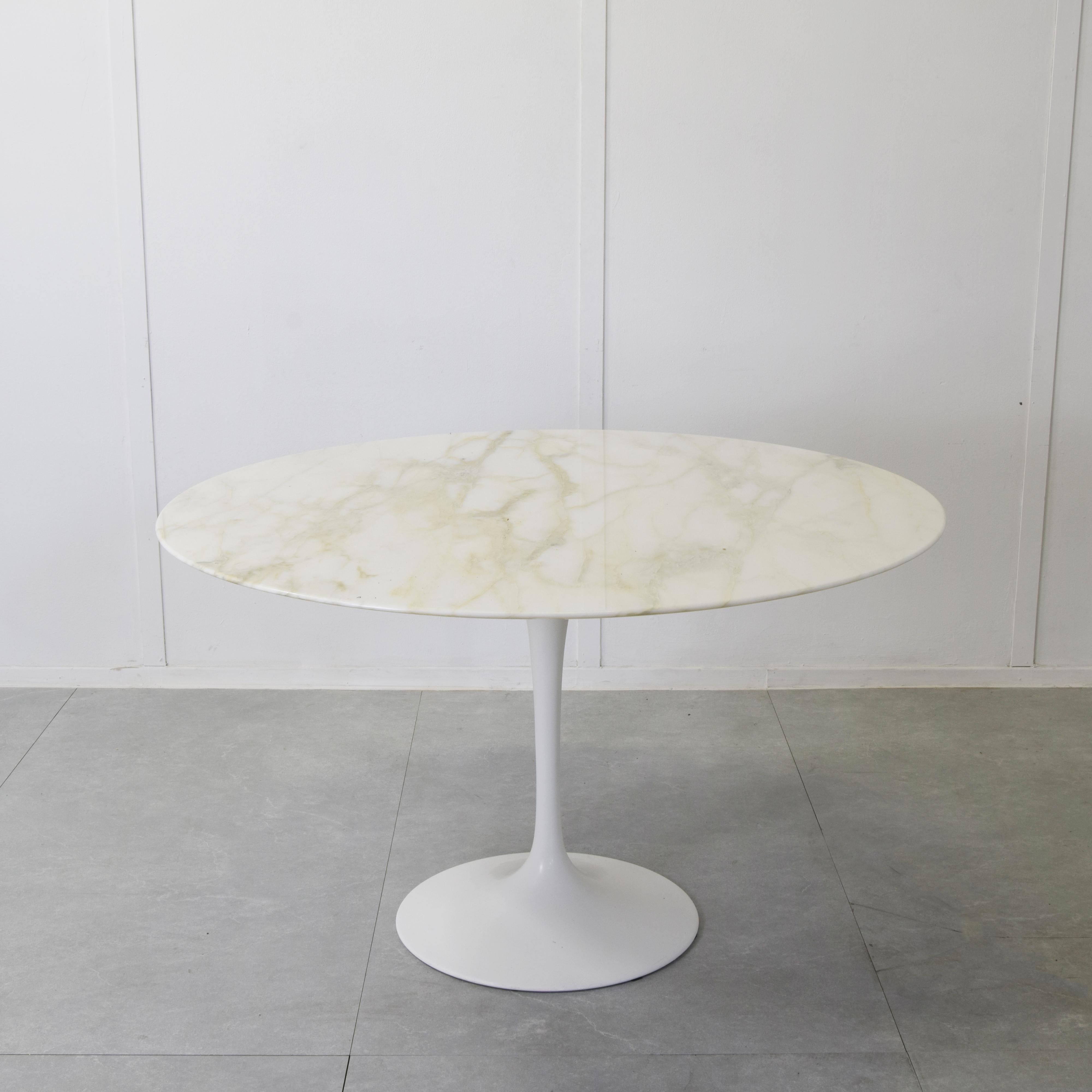 Eero Saarinen’s Tulip table is an icon of modernist design, created in the 1950s. It is known for its elegant lines and minimalist style, designed to eliminate the cumbersome legs of traditional tables and create a cleaner, more fluid look. The