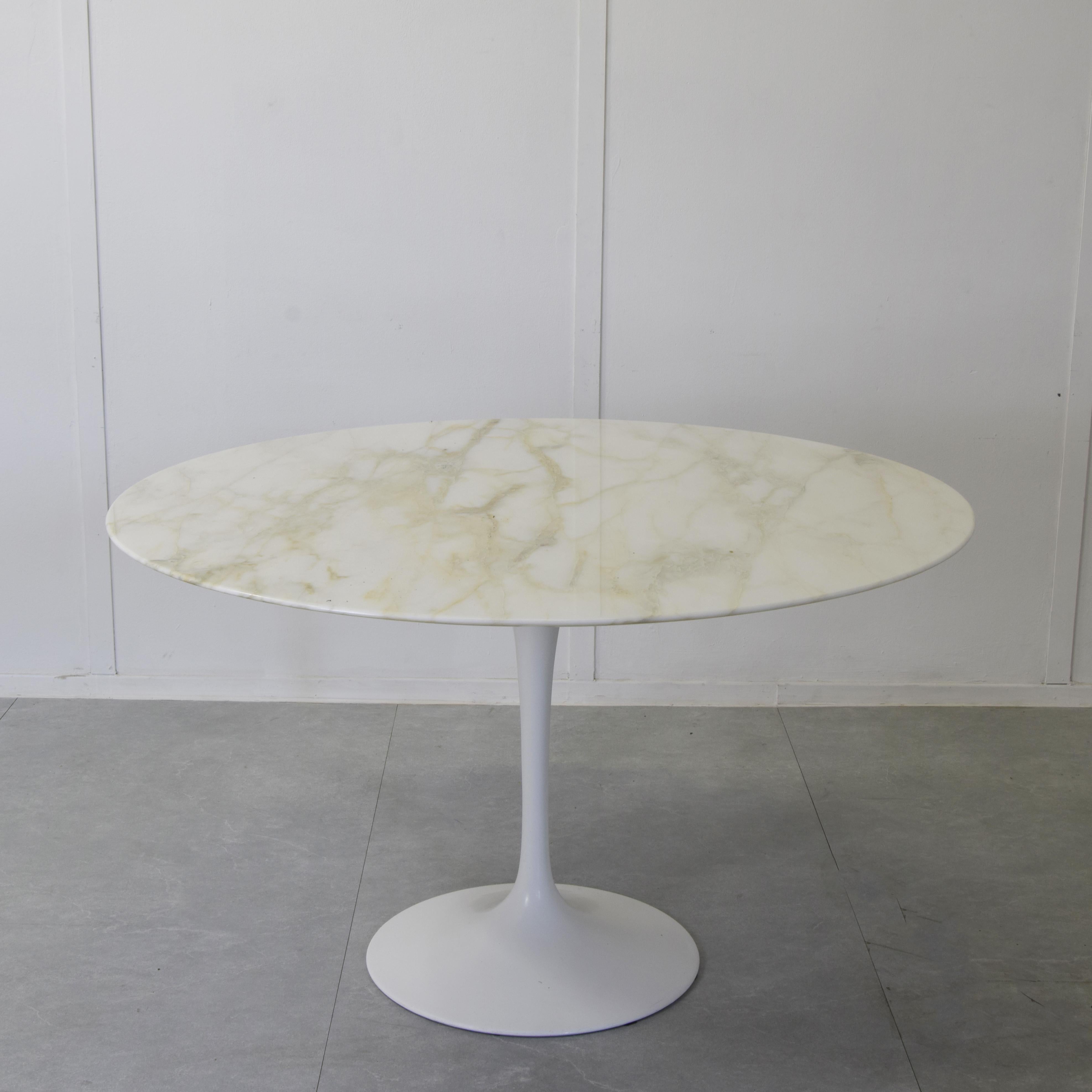 Mid-Century Modern Eero Saarinen tulip arabescato marble table for Knoll 1970s. For Sale