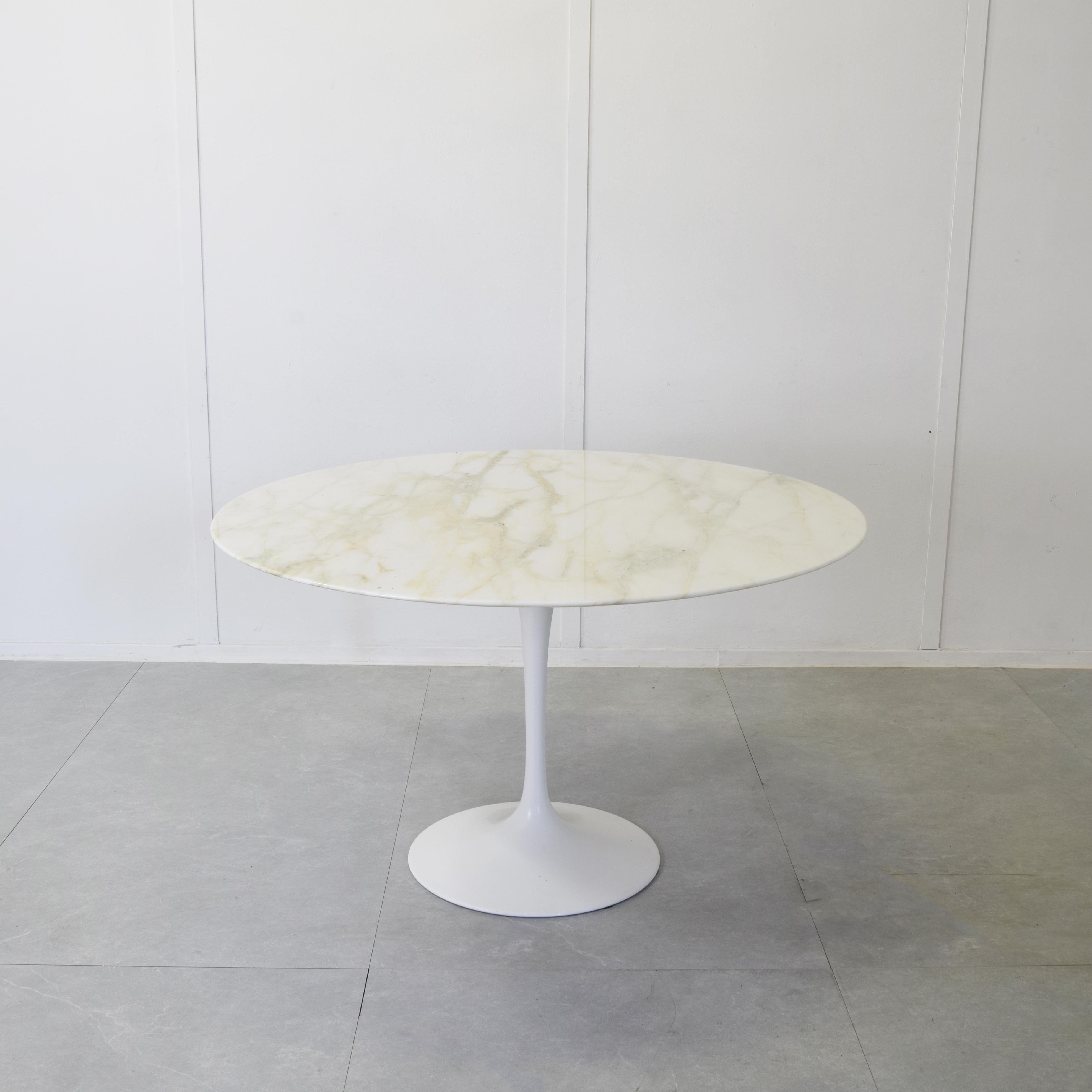 Italian Eero Saarinen tulip arabescato marble table for Knoll 1970s. For Sale