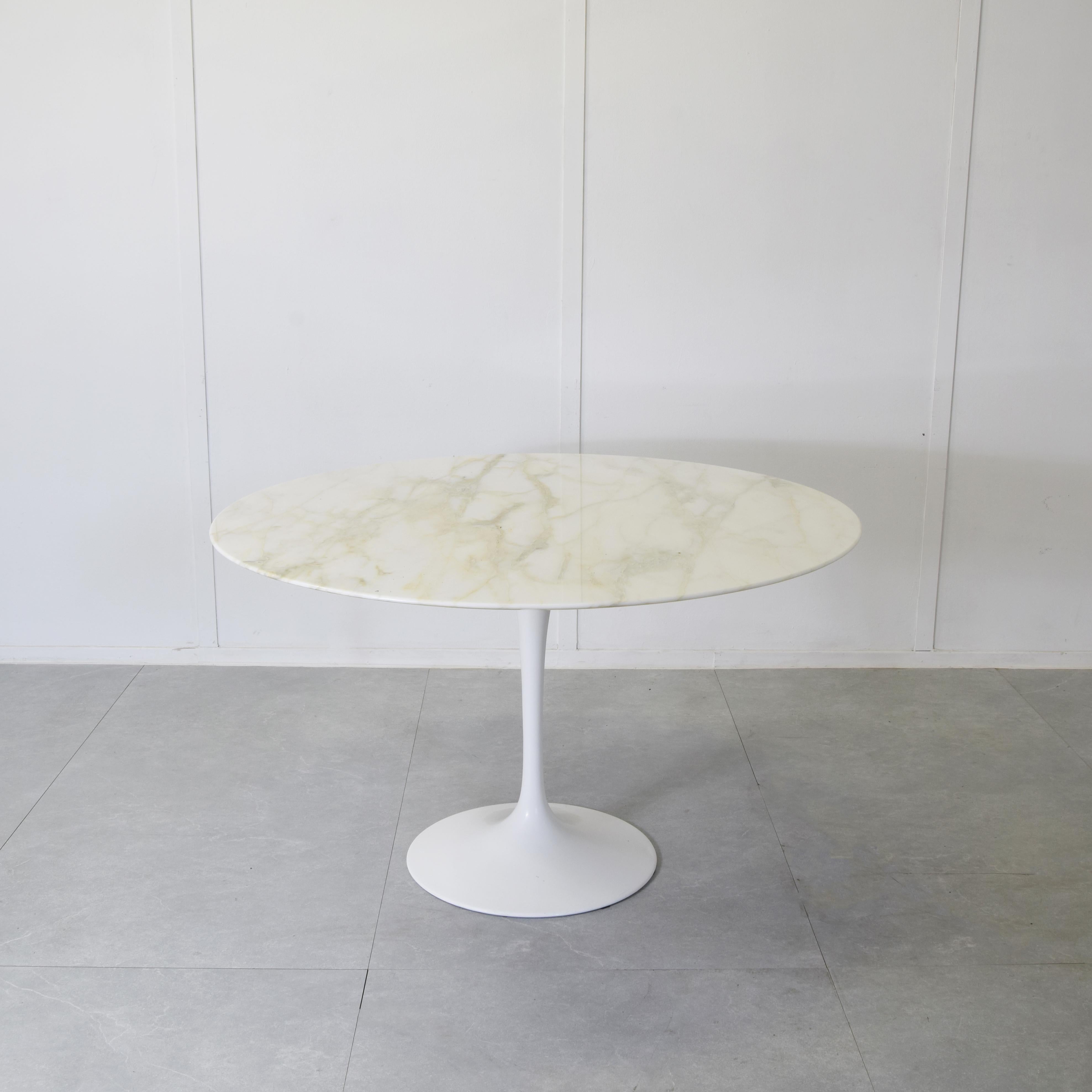 Eero Saarinen tulip arabescato marble table for Knoll 1970s. In Good Condition For Sale In bari, IT