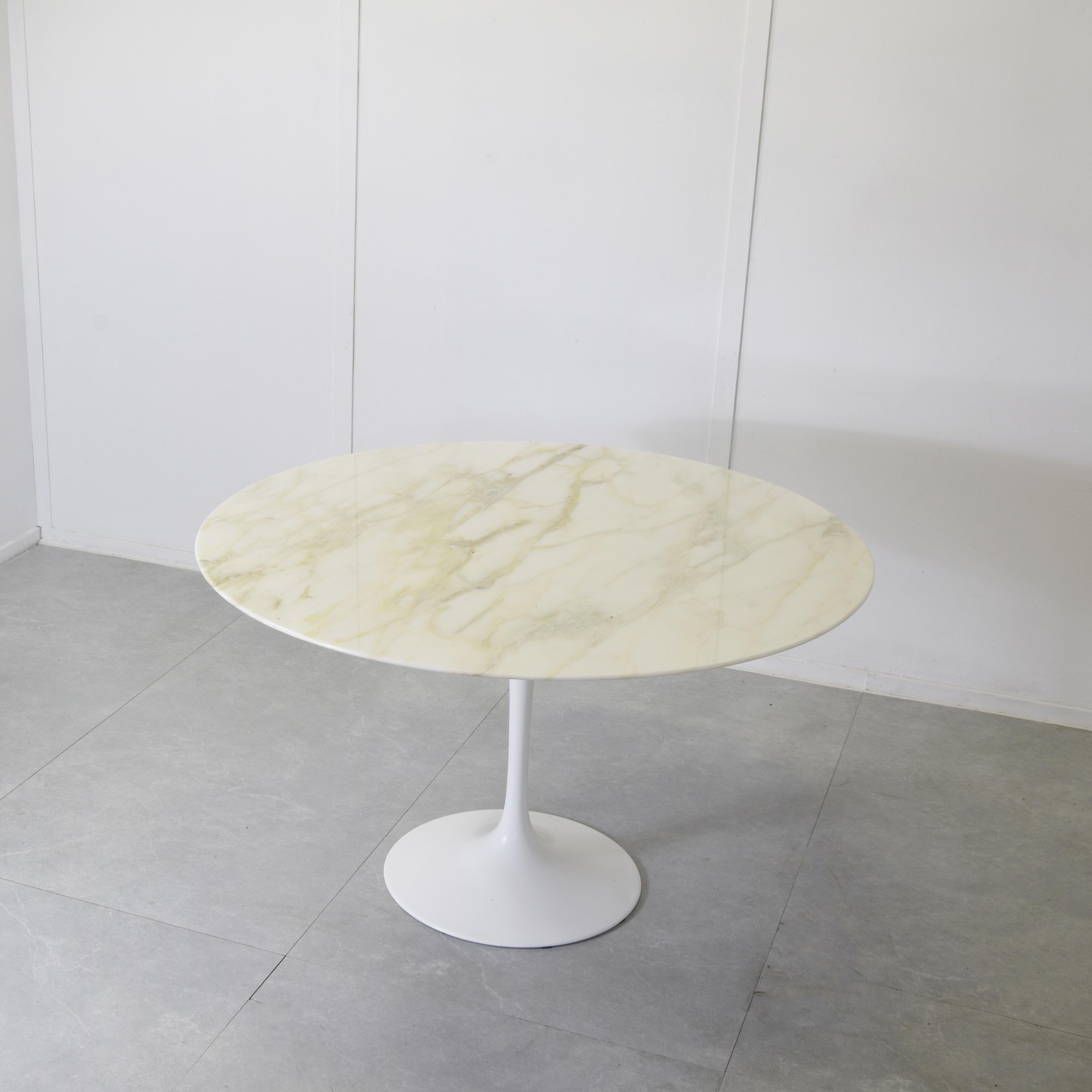Late 20th Century Eero Saarinen tulip arabescato marble table for Knoll 1970s. For Sale