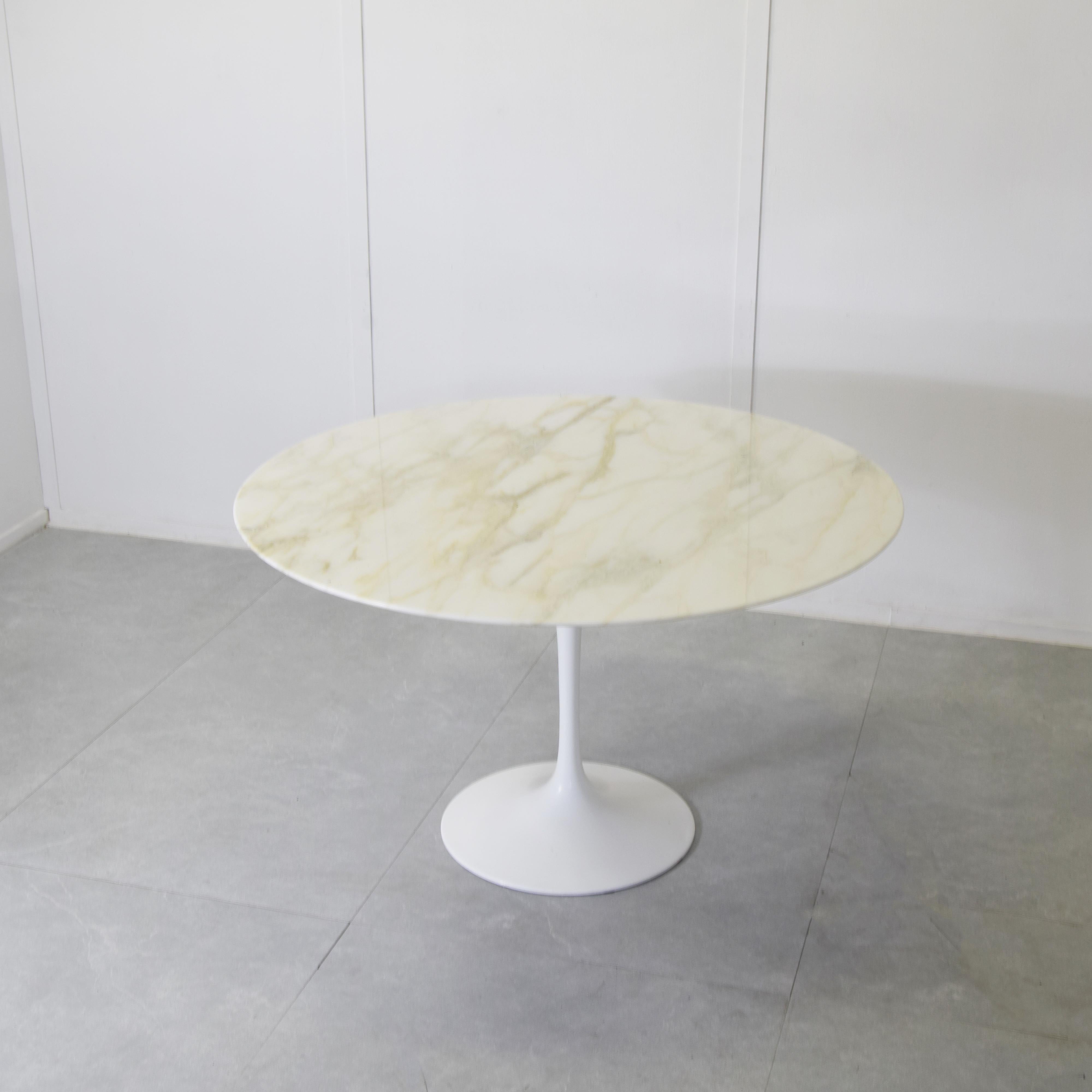 Aluminum Eero Saarinen tulip arabescato marble table for Knoll 1970s. For Sale