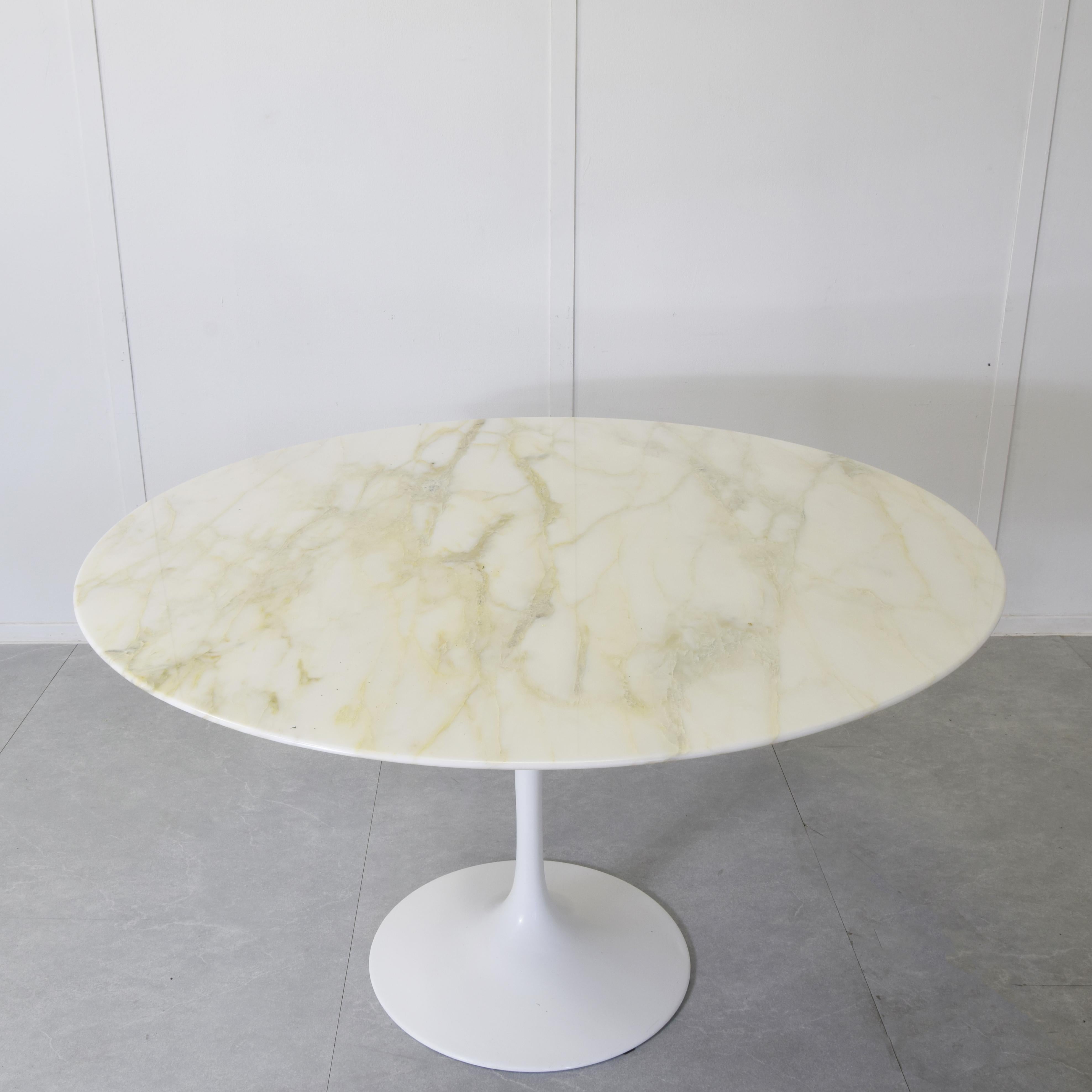 Eero Saarinen tulip arabescato marble table for Knoll 1970s. For Sale 1