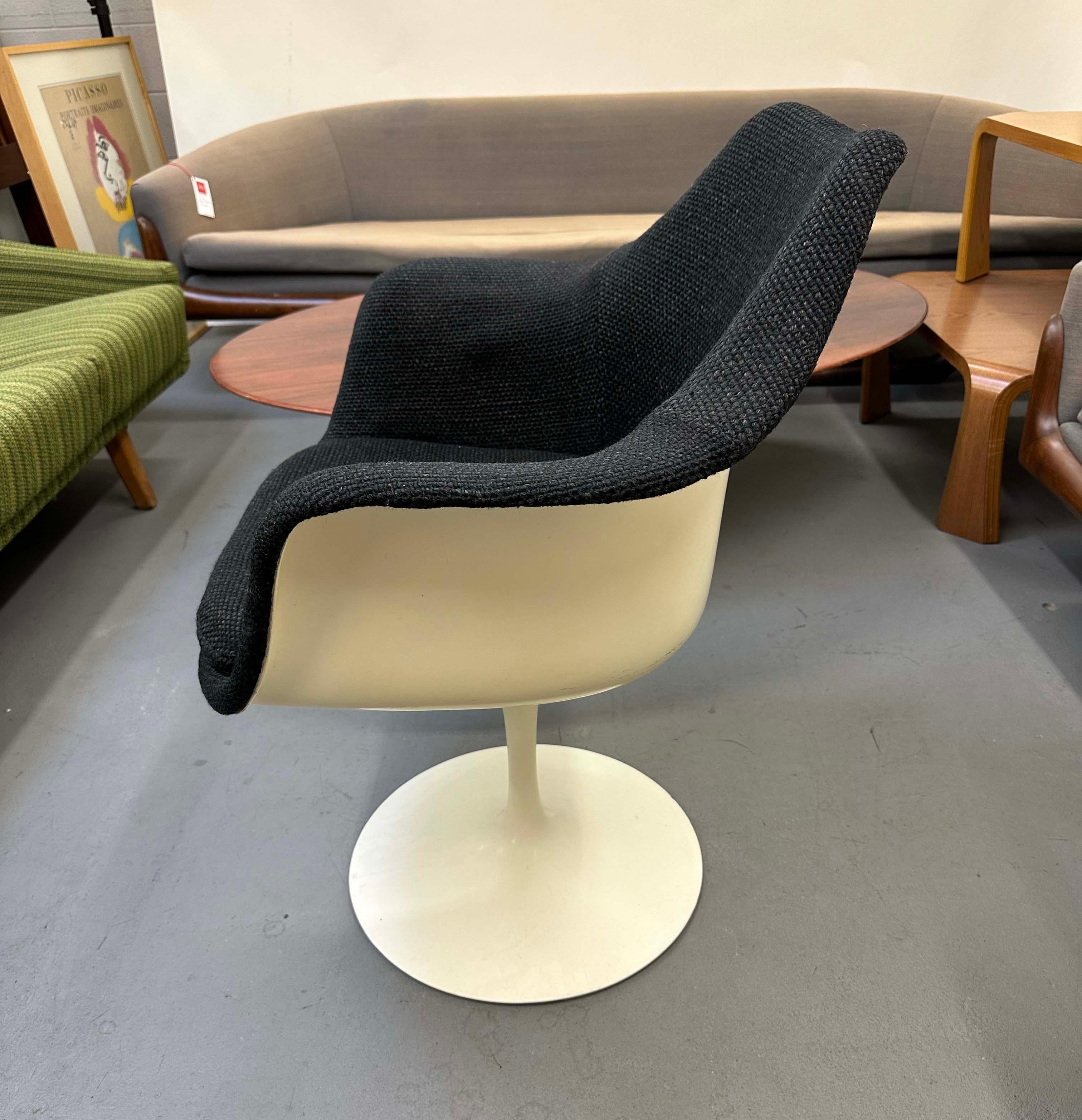Mid-20th Century Eero Saarinen Tulip Armchair for Knoll with Original Alexander Girard Upholstery For Sale