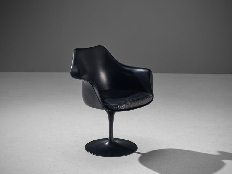 Eero Saarinen ‘Tulip’ Armchair in Black Leather In Good Condition In Waalwijk, NL