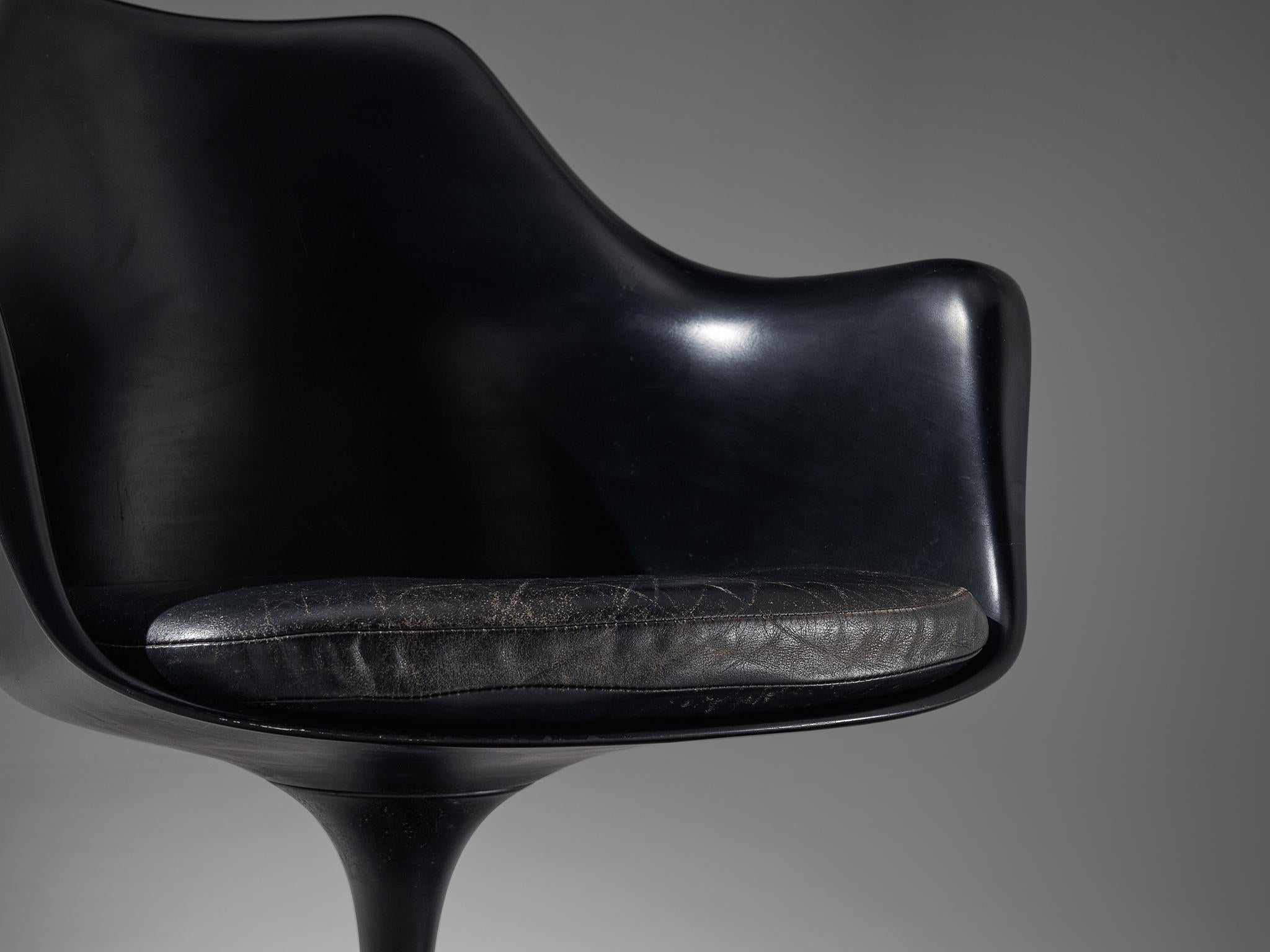 Eero Saarinen ‘Tulip’ Armchair in Black Leather In Good Condition In Waalwijk, NL