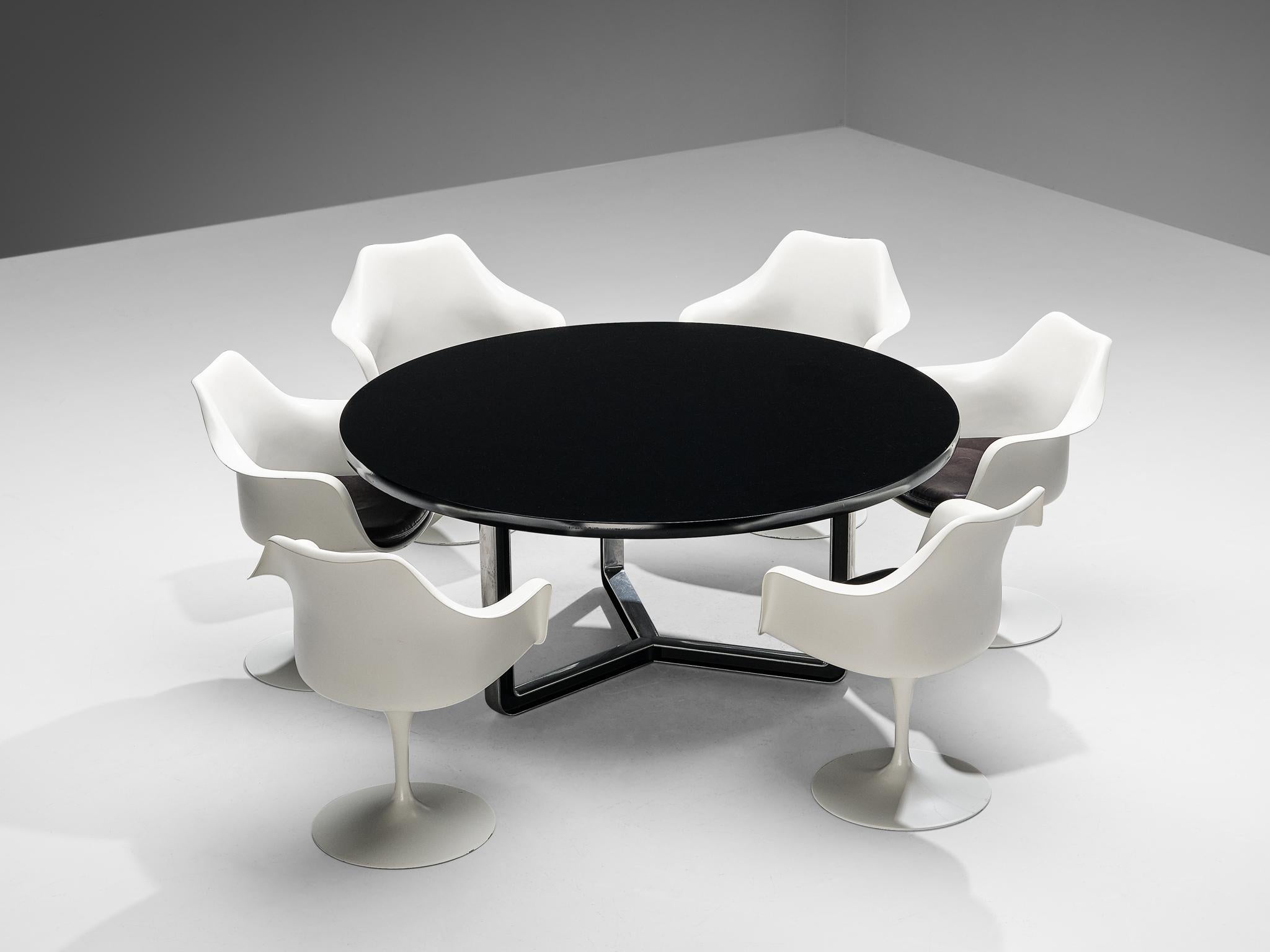 Eero Saarinen 'Tulip' Armchairs and Centro Progetti Tecno Round Table For Sale 2