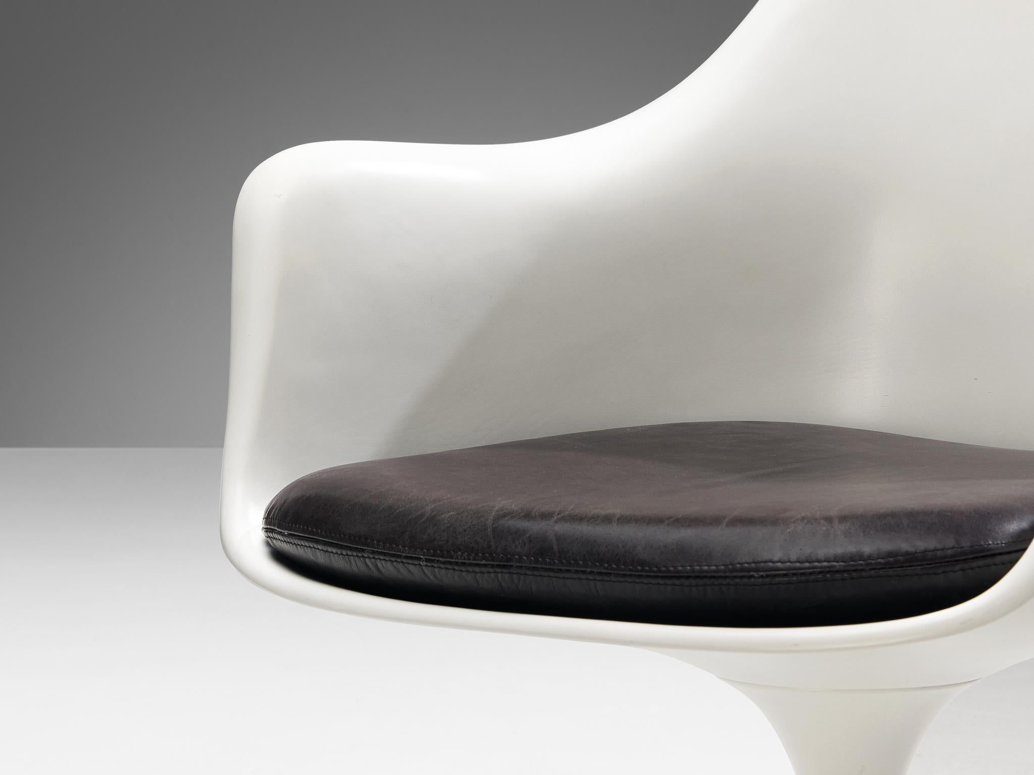Eero Saarinen 'Tulip' Armchairs and Centro Progetti Tecno Round Table For Sale 4
