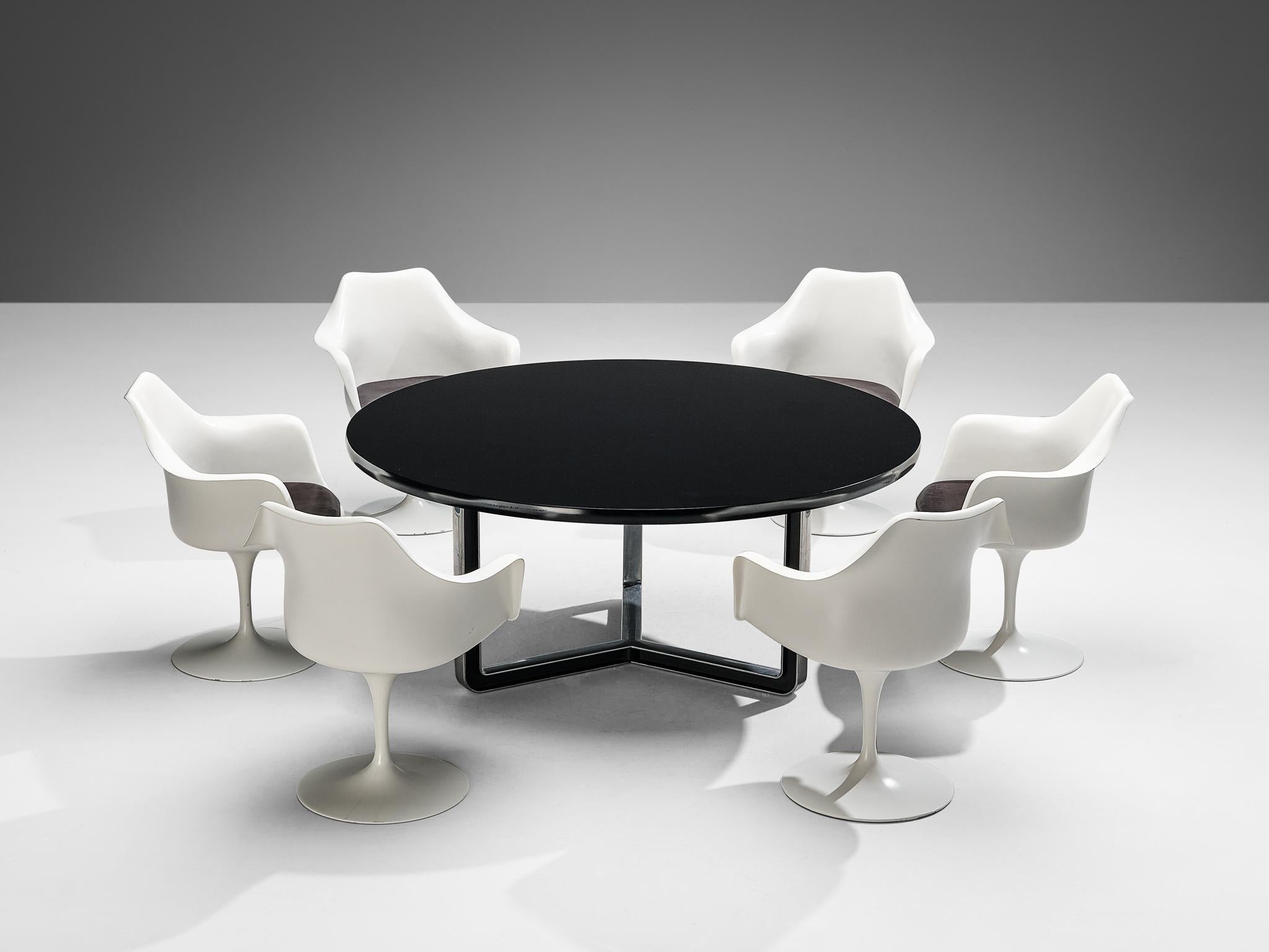 Set of Eero Saarinen for Knoll set of six 'Tulip' armchairs with Centro Progetti Tecno round dining table


Eero Saarinen for Knoll, set of six 'Tulip' armchairs, fiberglass, aluminum and leather, United States, design 1955-56, later