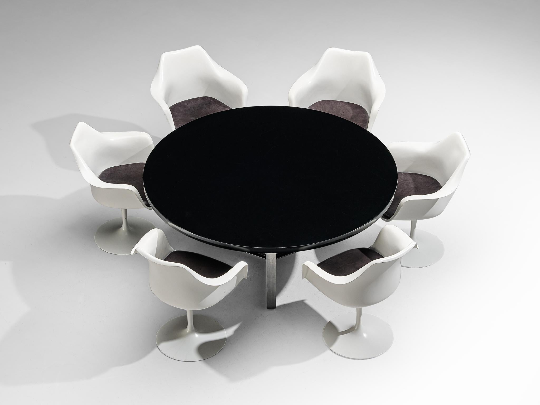 European Eero Saarinen 'Tulip' Armchairs and Centro Progetti Tecno Round Table For Sale