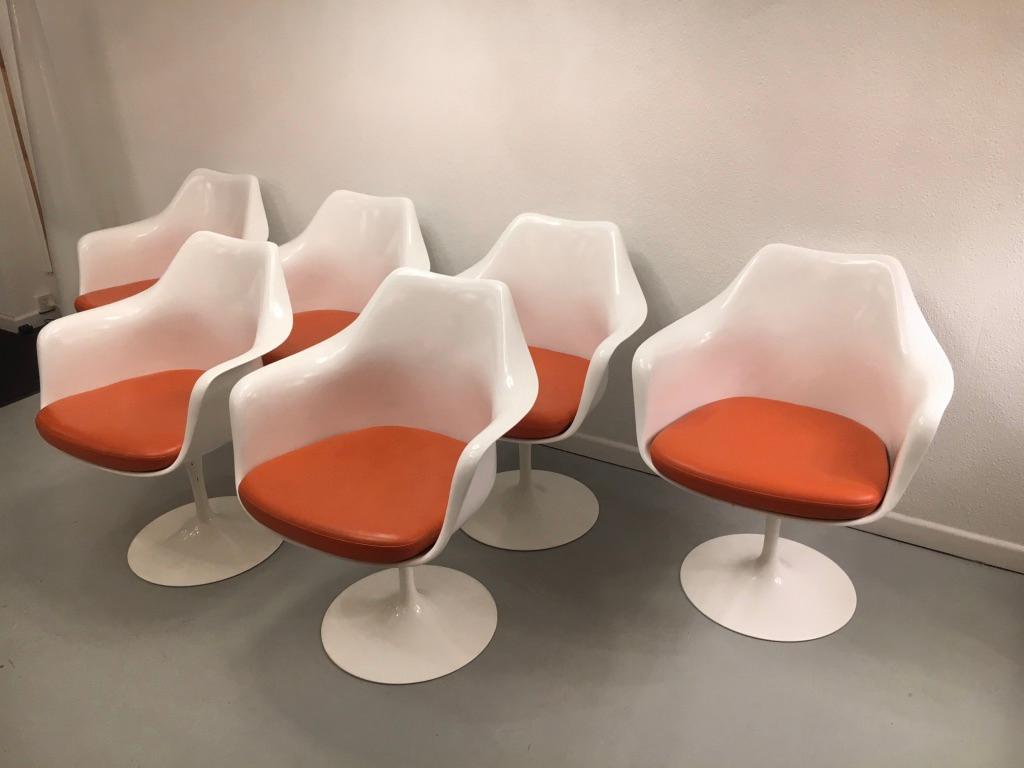Set of 6 tulip armchairs by Eero Saarinen for Knoll, circa 2006
Perfect condition. Swiveling. Orange leather cushions.
Signed under the base
H 81 x L 66 x D 60 cm
Seat height : 45cm
         