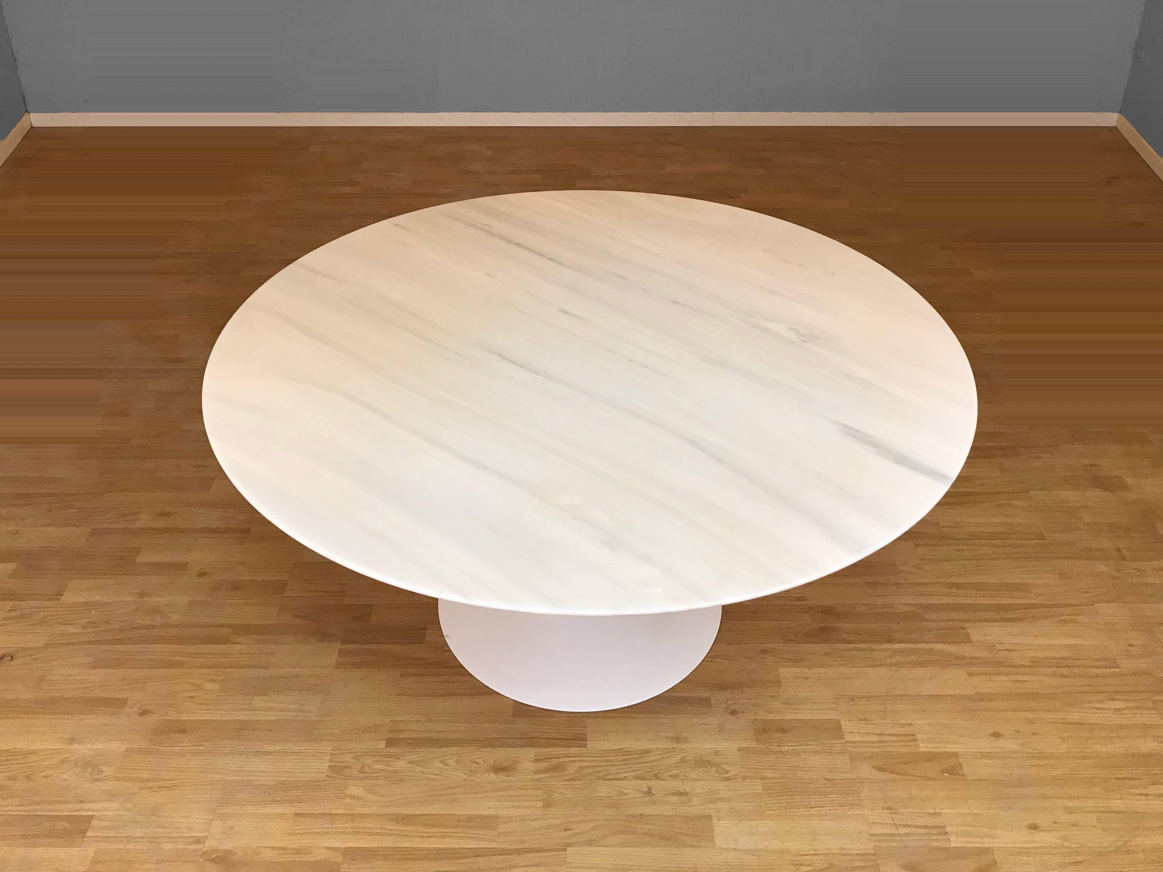 Mid-Century Modern Eero Saarinen Tulip Carrara Marble Dinning Table Round, Knoll International 164