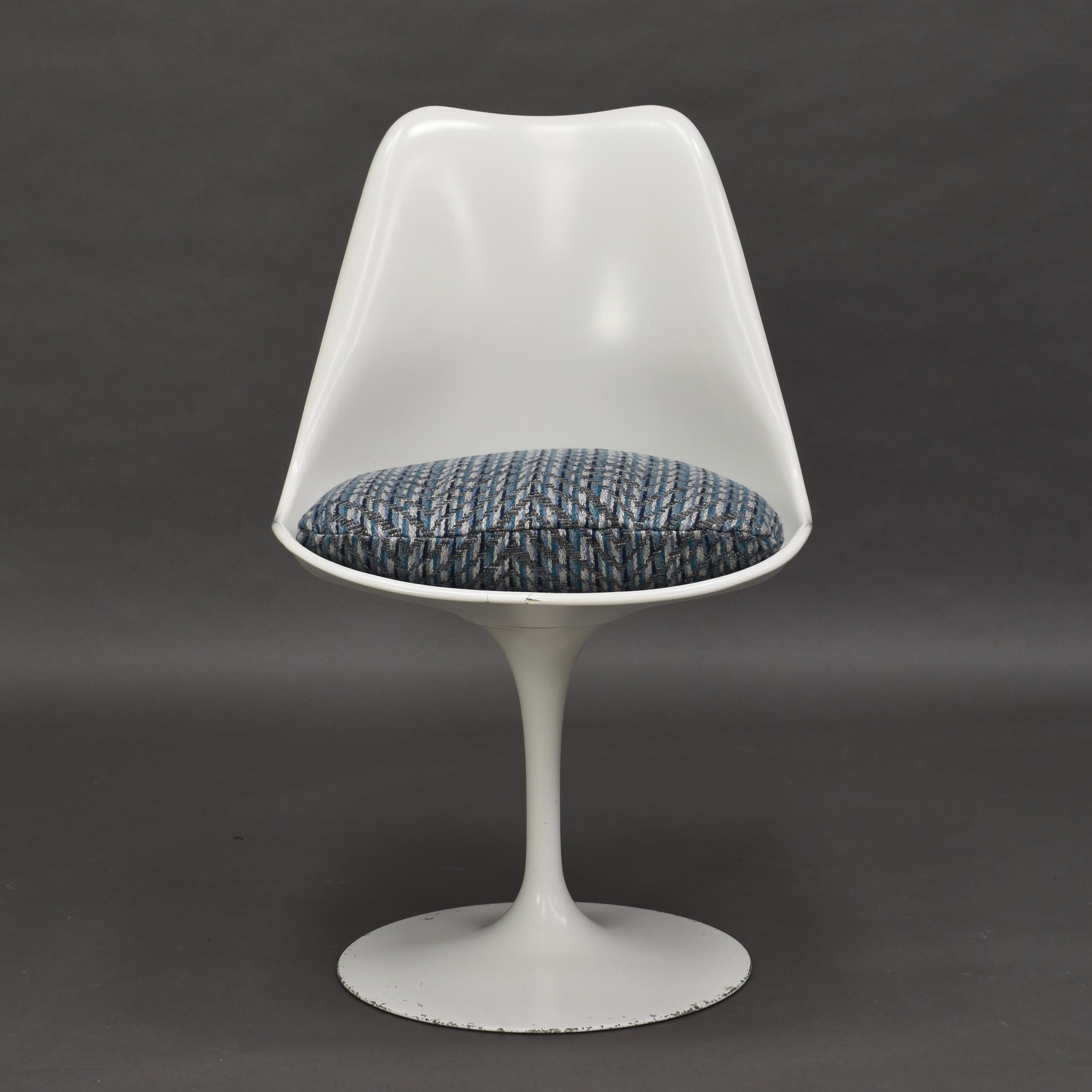Tulip chair by Eero Saarinen. The cushions have new fabric.

Designer: Eero Saarinen

Country: Finland / USA

Model: 150 Tulip chairs

Material: Fiberglass / aluminum

Design period: 1950s

Date of manufacturing: 1950s-1960s

Size: W x