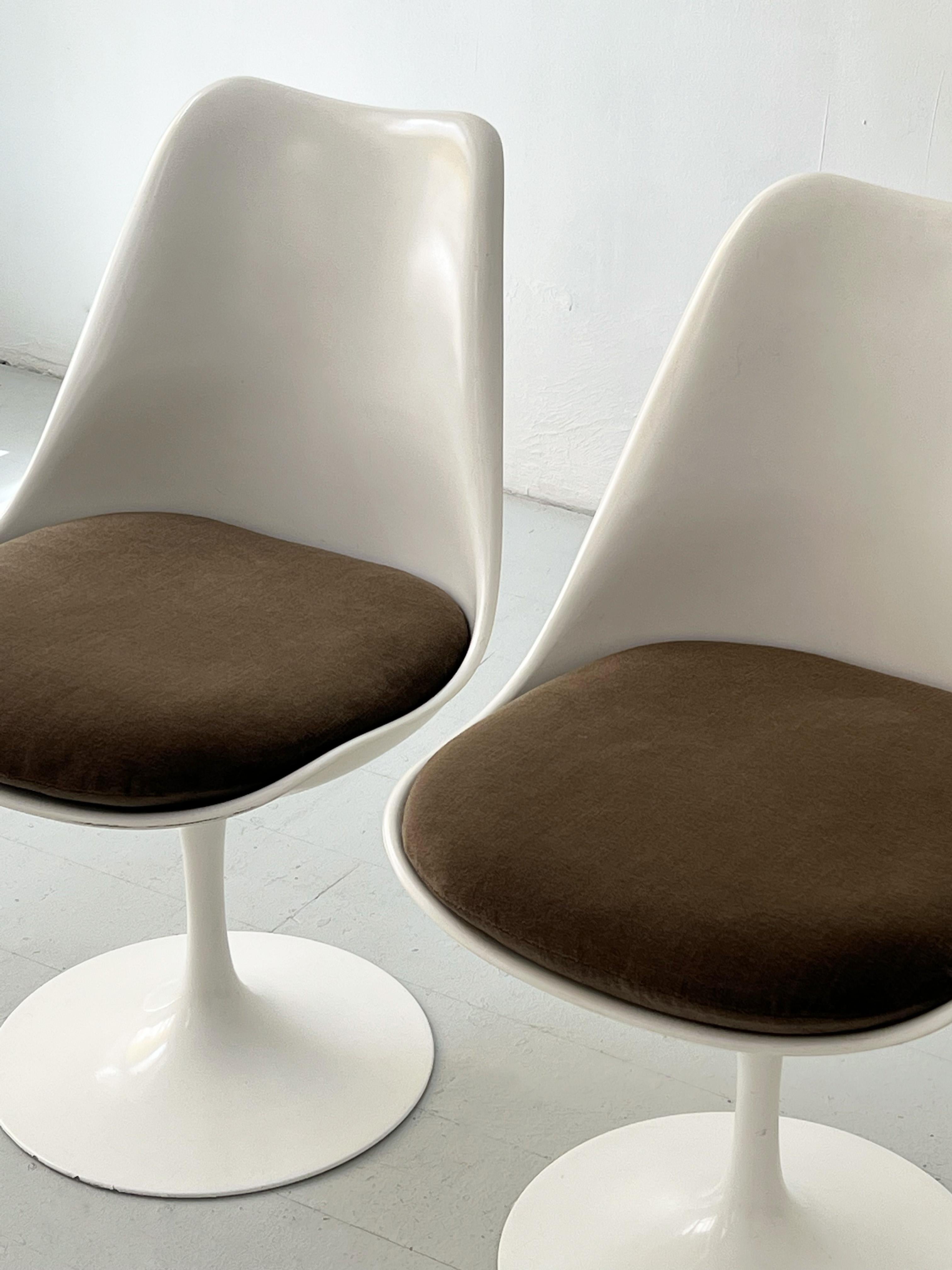 
Der bahnbrechende Tulip-Stuhl von Eero Saarinen, der Ende der 1950er Jahre von Knoll International auf den Markt gebracht wurde, stellt eine Pionierleistung im Möbeldesign dar, denn er war der erste Stuhl der Welt, der nur ein Bein hatte. Dieses