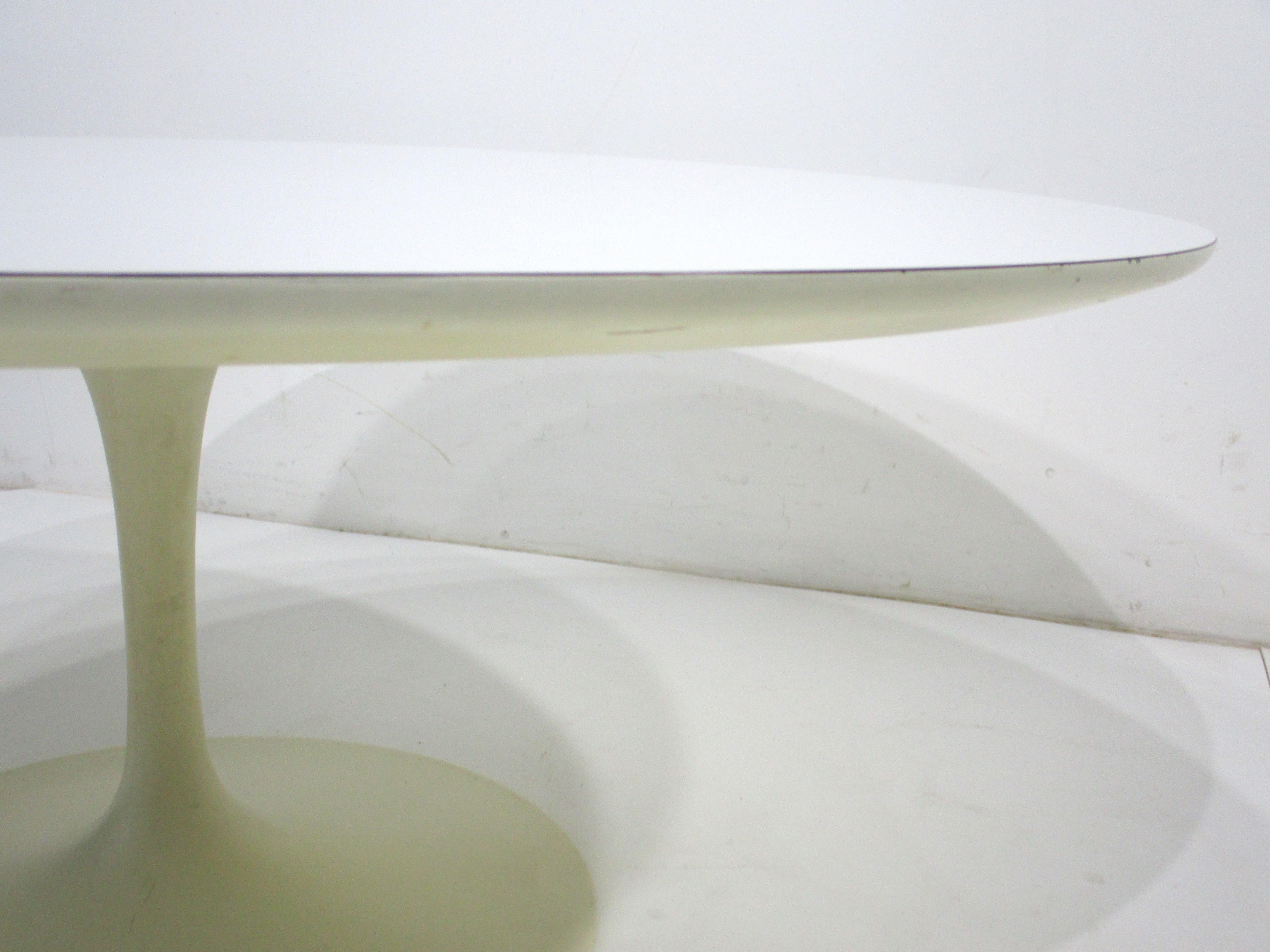 Mid-Century Modern Eero Saarinen Tulip Coffee Table for Knoll For Sale
