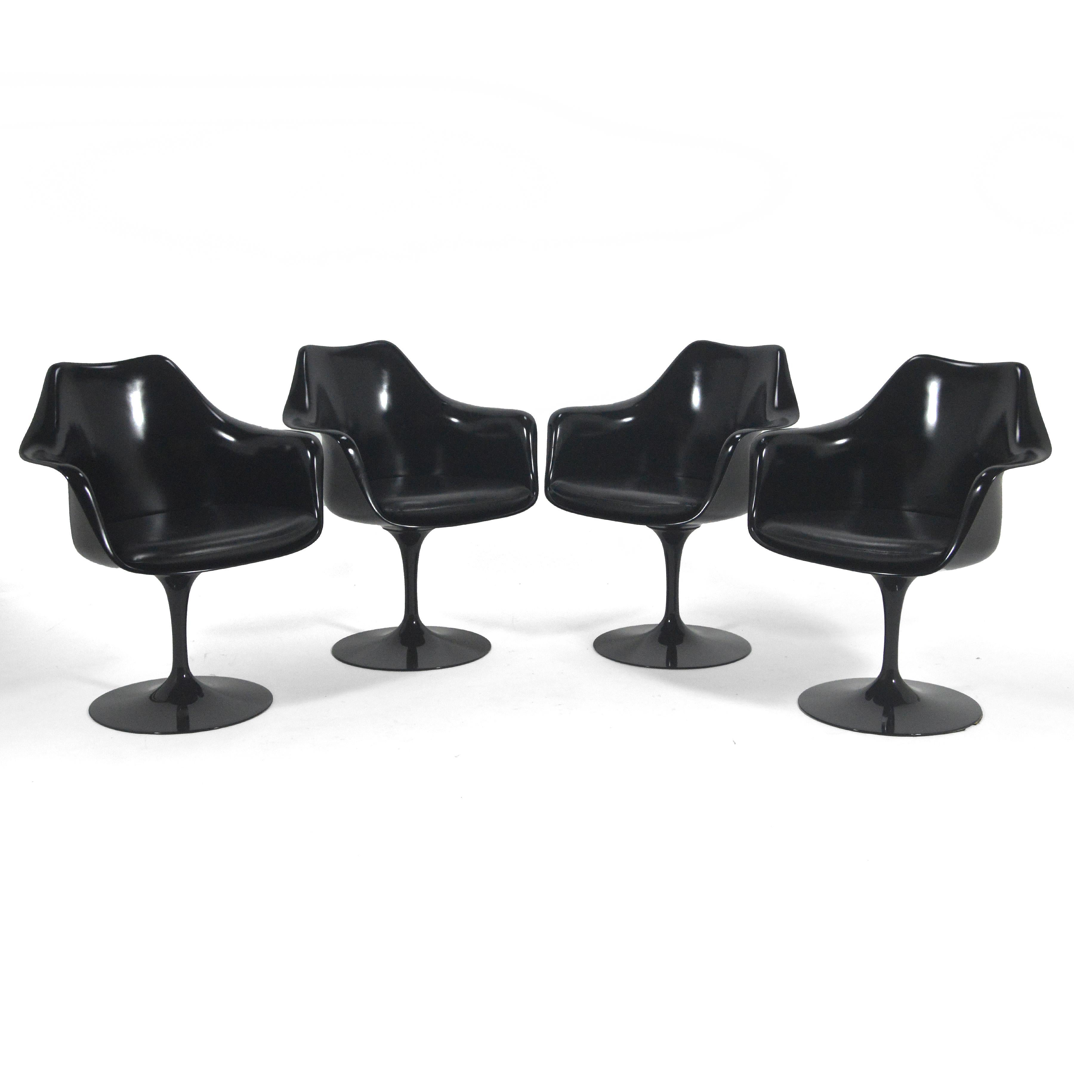 This Saarinen dining set is absolutely stunning. All dressed in black, the four armchairs with swivel function feature black faux leather seat cushions and comes with a matching black mica top table.

Saarinen's iconic design is given even greater