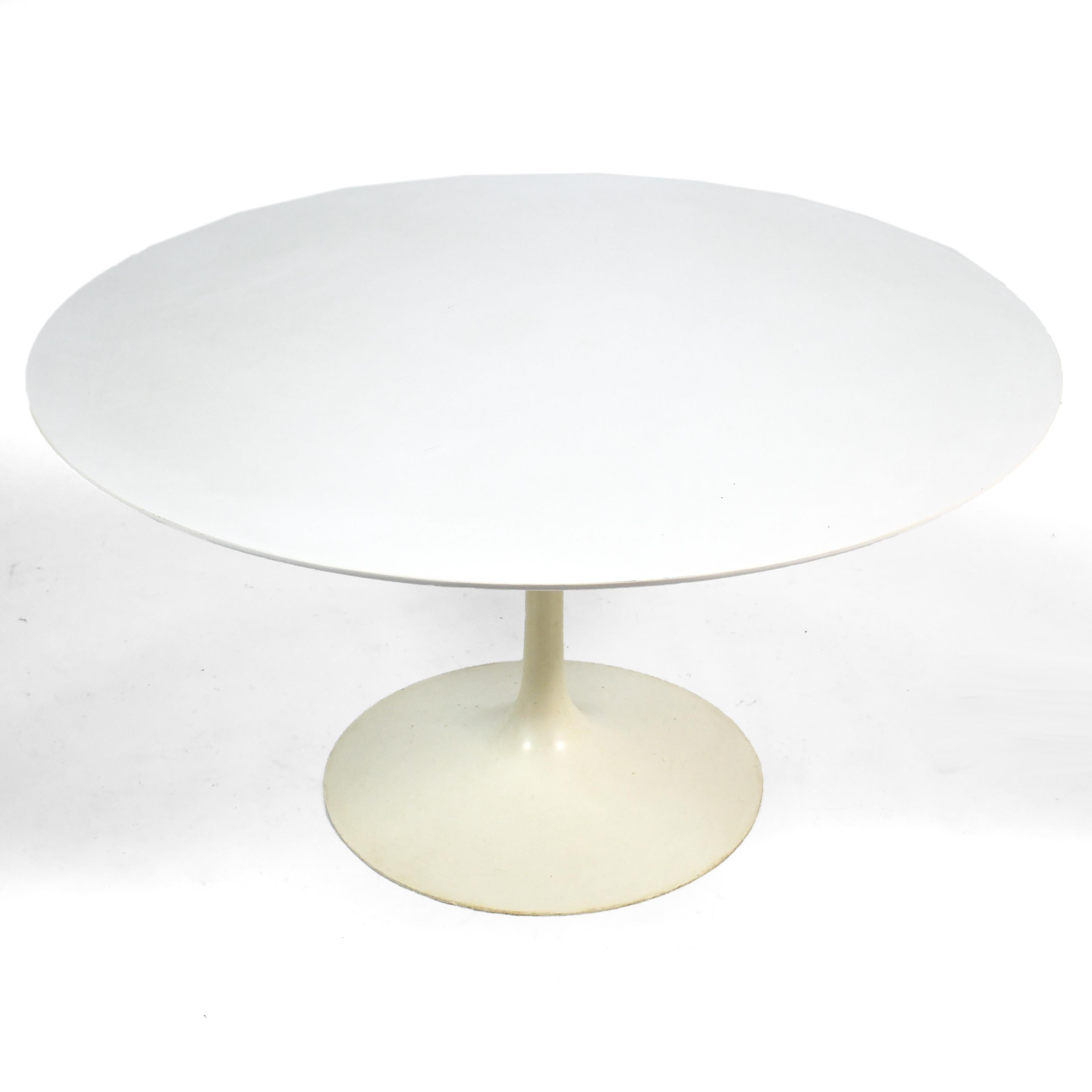 Mid-Century Modern Eero Saarinen Tulip Dining Table by Knoll For Sale