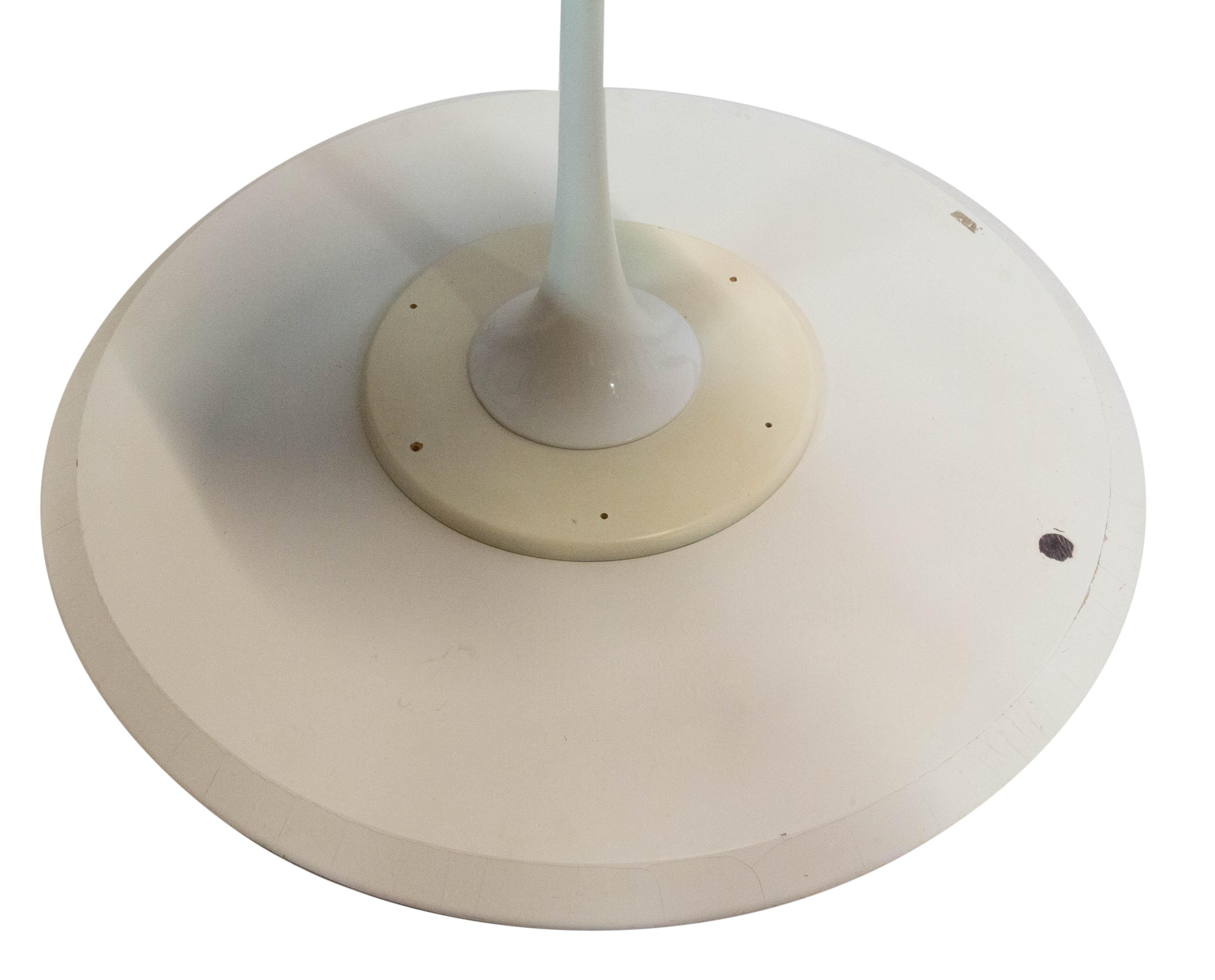 Knoll International large round white dining table by Eero Saarinen, 1970s.
This design Classic is made with aluminum base and a laminate top.
Good original vintage condition with some signs of use quite usual for a piece this age nothing