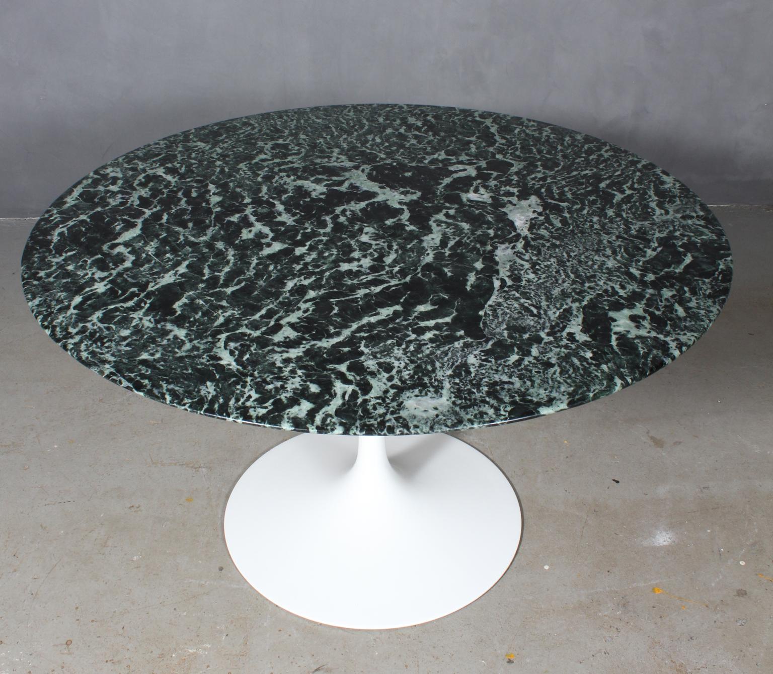 Eero Saarinen Tulip dining table with new lacquered base. Plate of green marble, Verde Alpi.

Manufactured by Knoll International.