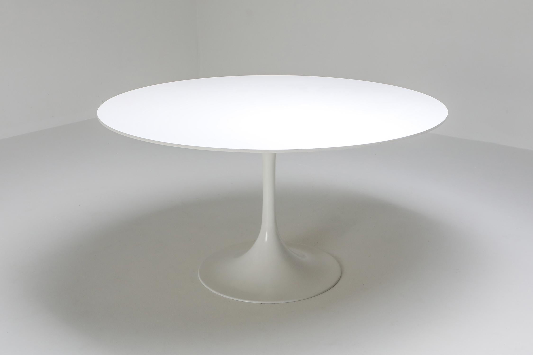 Knoll International large round white dining table by Eero Saarinen, United States, 1970s. This design Classic is made with aluminum base and a laminate top. The chairs in the pictures are dining chairs by Alejandro Estrada for Piegatto.