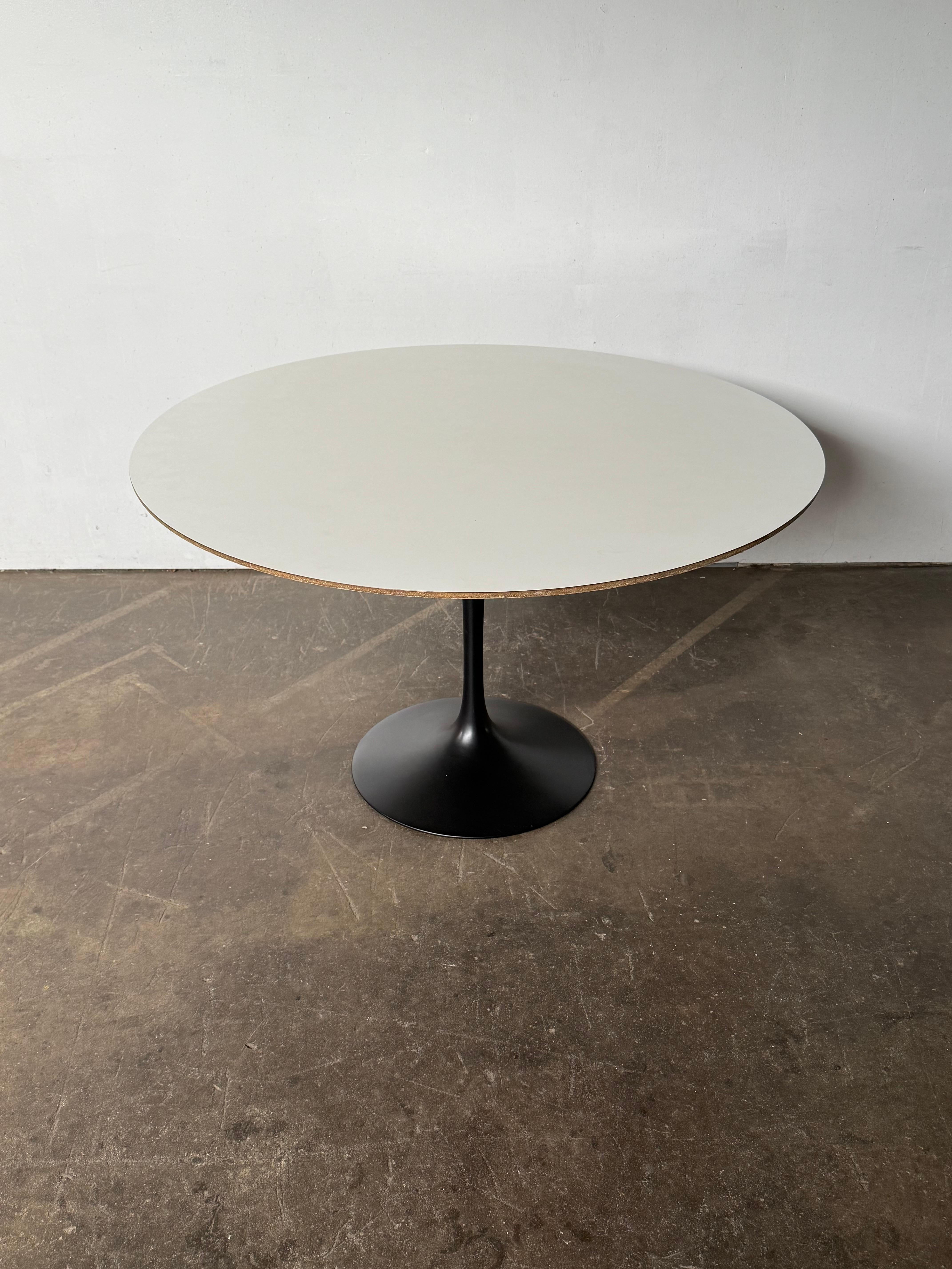 Mid-Century Modern Eero Saarinen Tulip Dining Table for Knoll For Sale