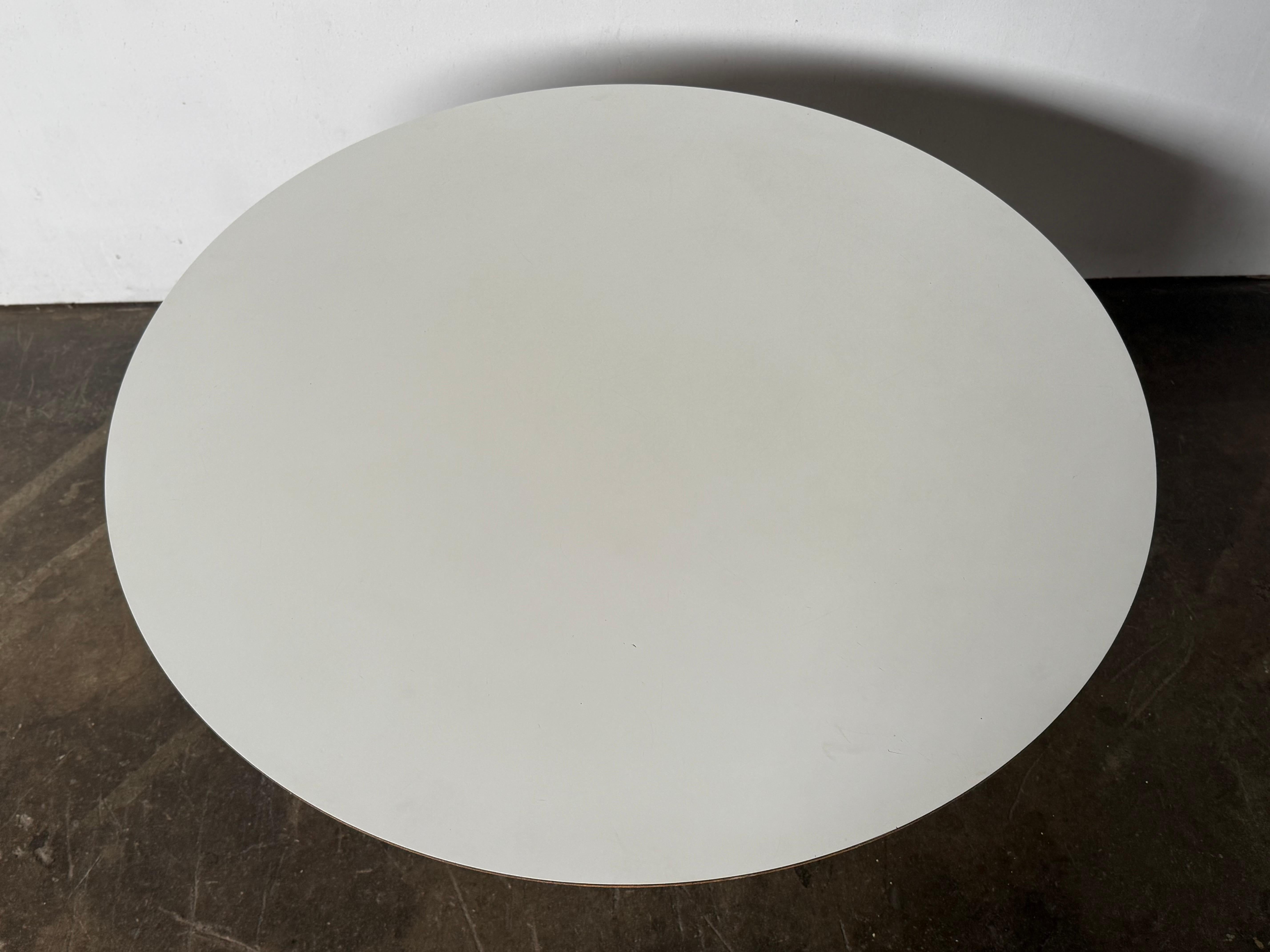 Eero Saarinen Tulip Dining Table for Knoll In Good Condition For Sale In Brooklyn, NY