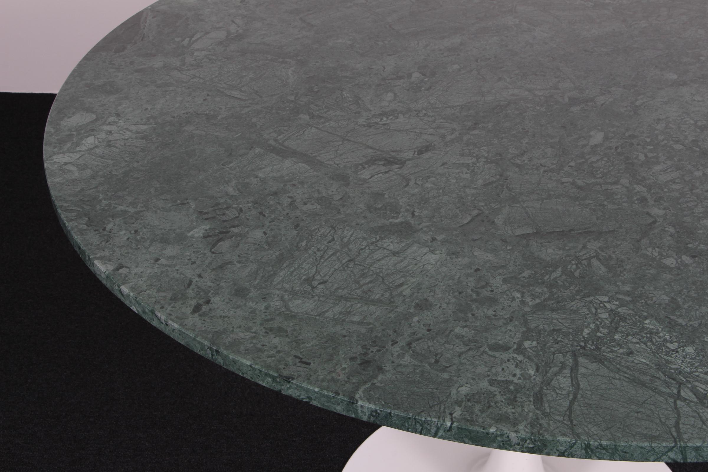 Milieu du XXe siècle Eero Saarinen Tulip Dining Table for Knoll en vente