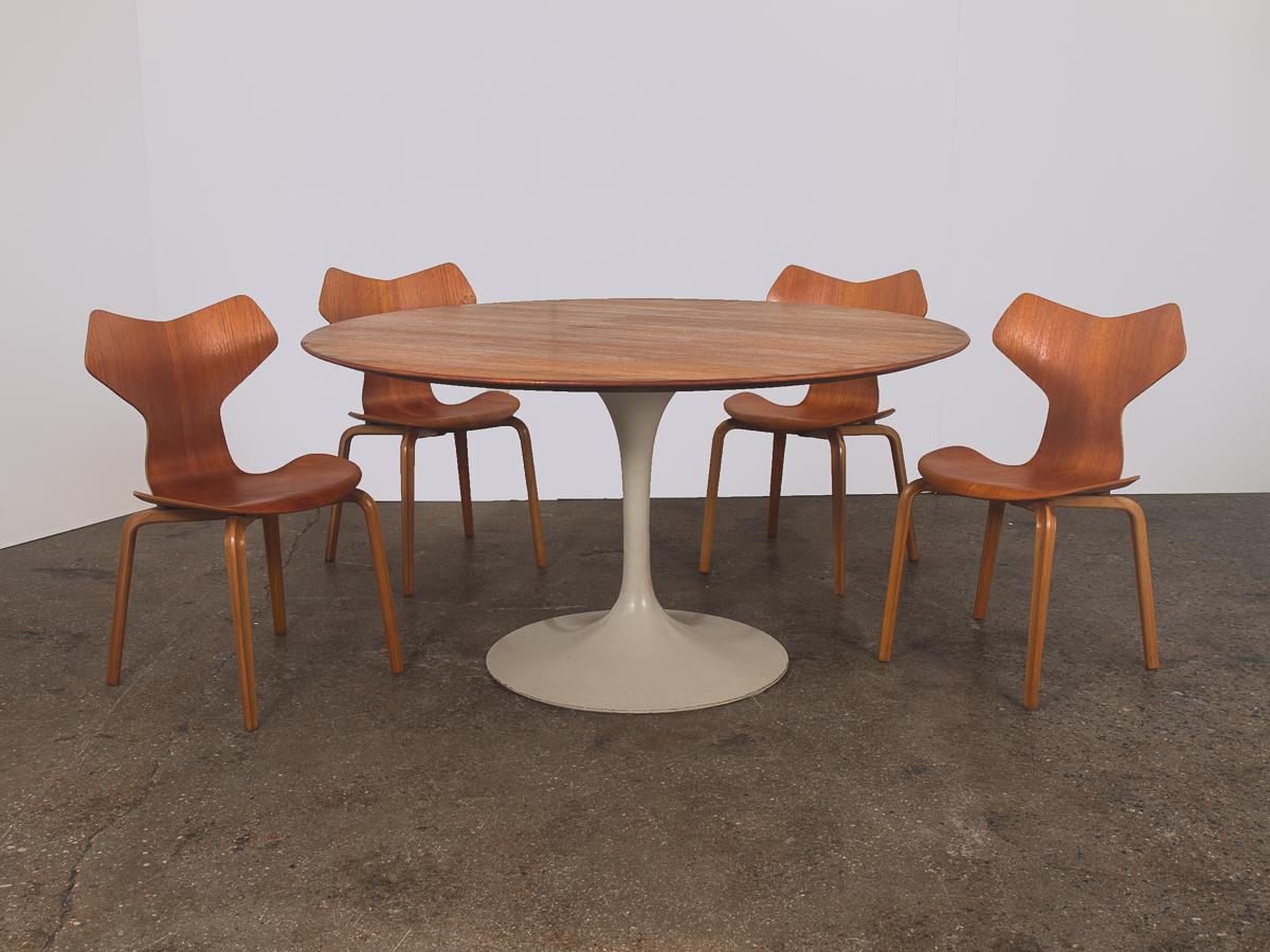 Eero Saarinen Tulip Dining Table for Knoll 1