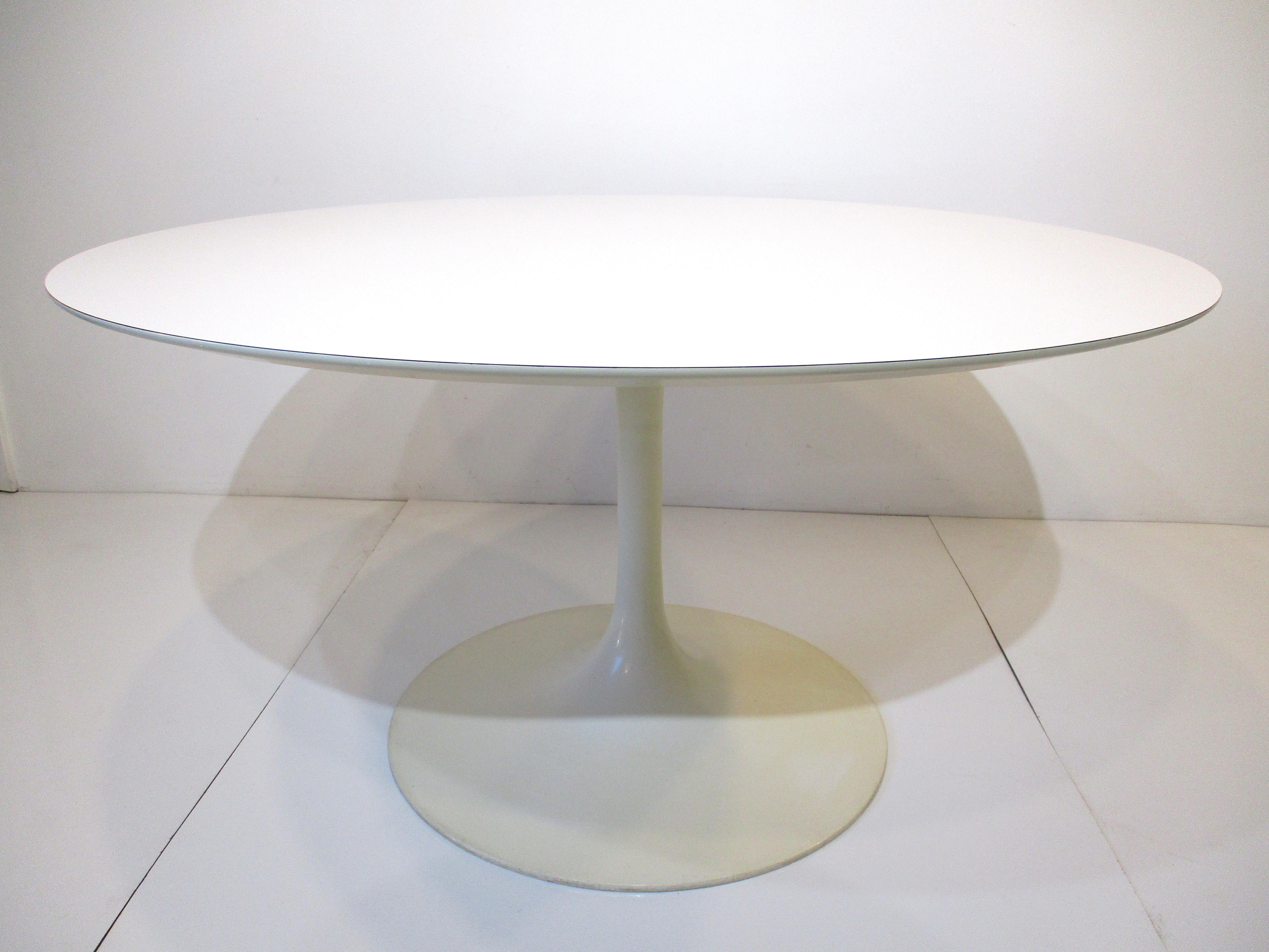 Mid-Century Modern Eero Saarinen Tulip Dining Table for Knoll International For Sale