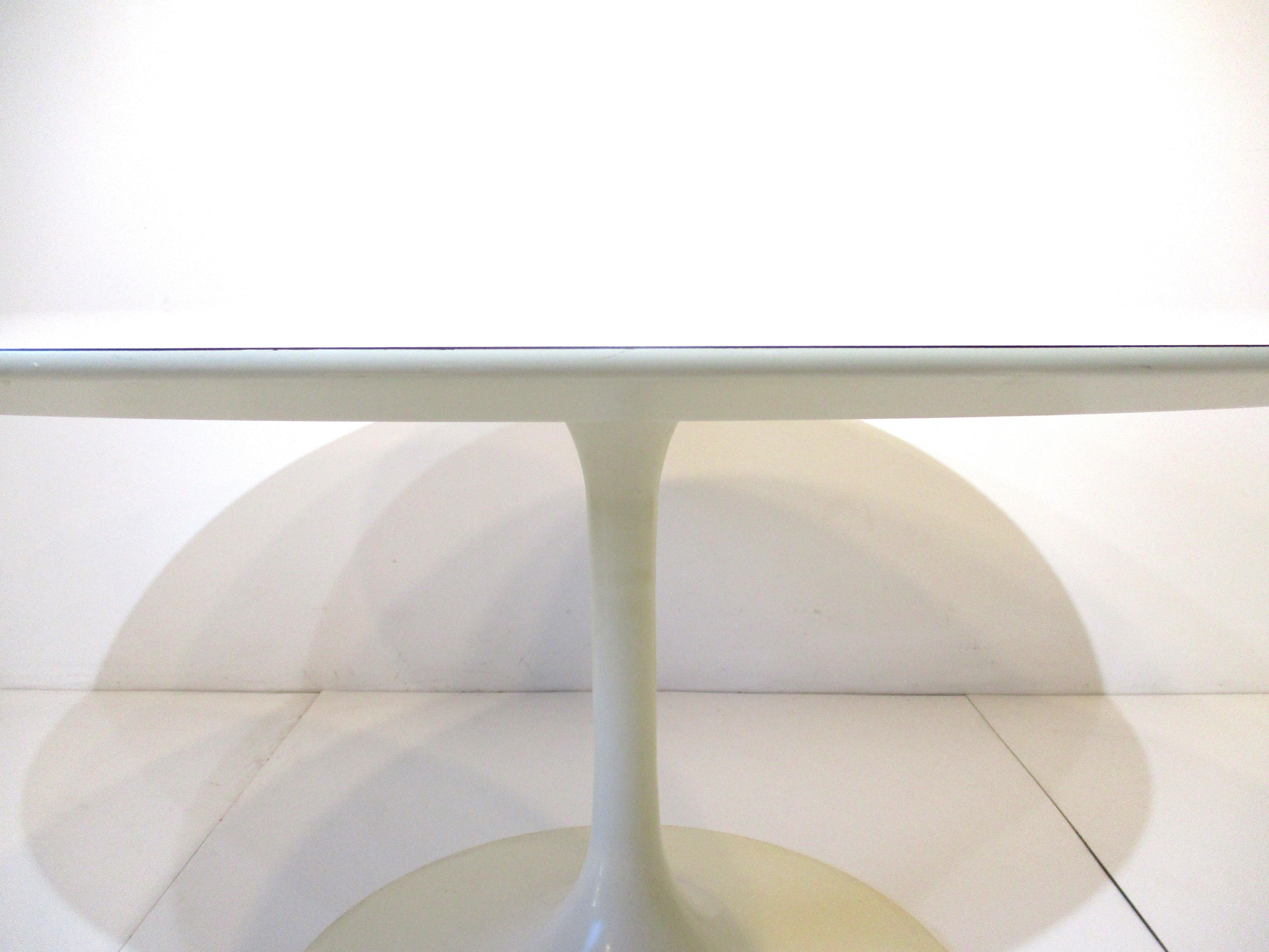 Eero Saarinen Tulip Dining Table for Knoll International In Good Condition For Sale In Cincinnati, OH