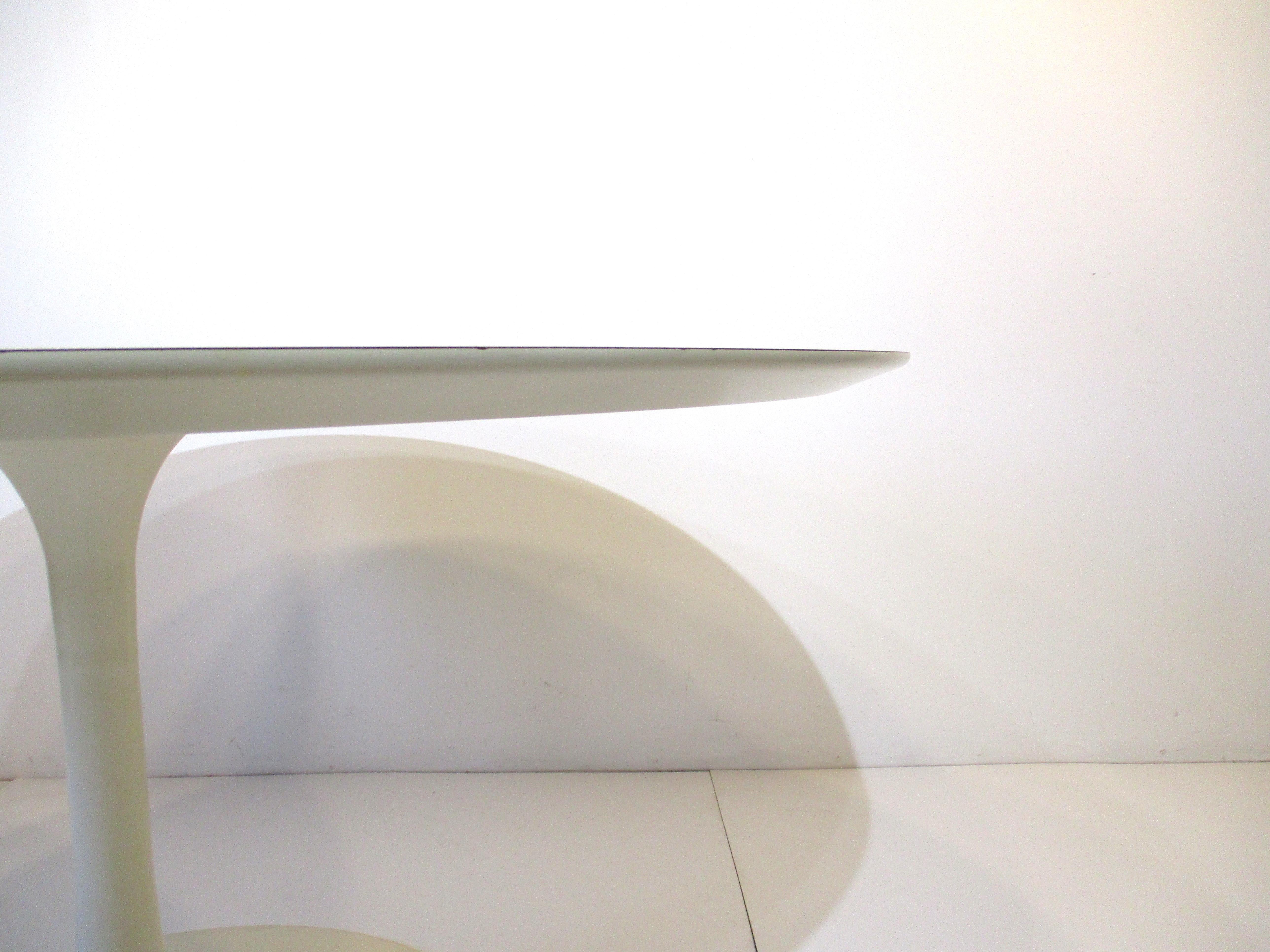 20th Century Eero Saarinen Tulip Dining Table for Knoll International For Sale