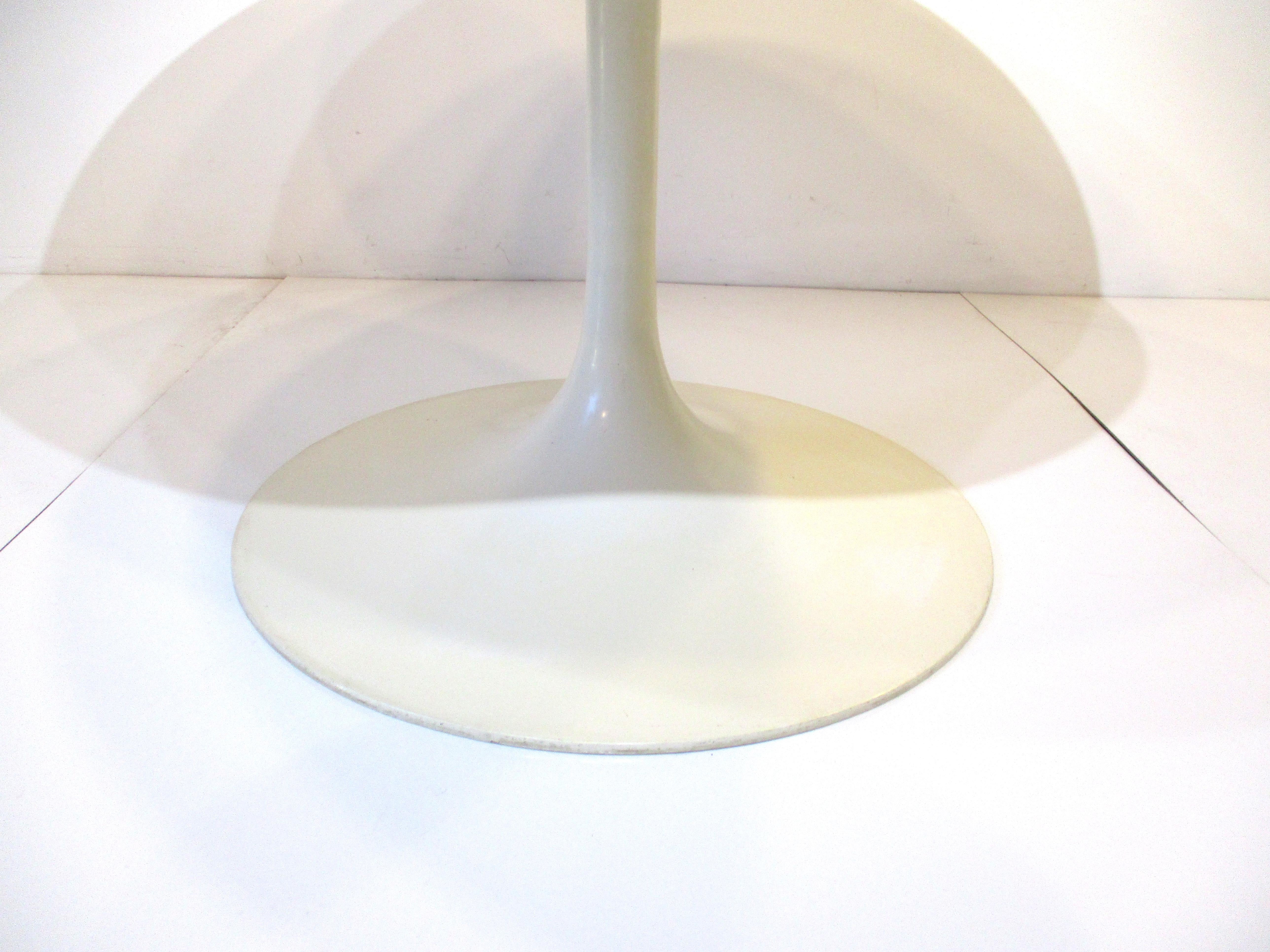 Eero Saarinen Tulip Dining Table for Knoll International For Sale 1